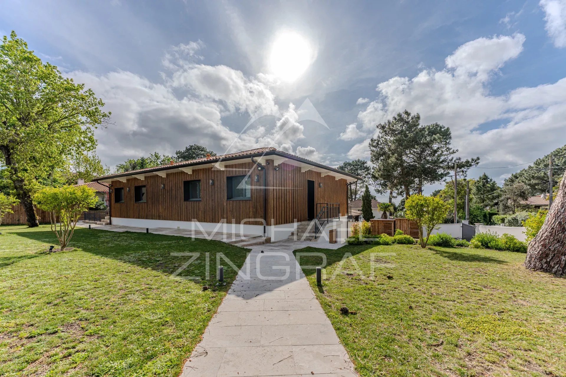 HAUT PYLA, VILLA WITH VIEW ON BASIN