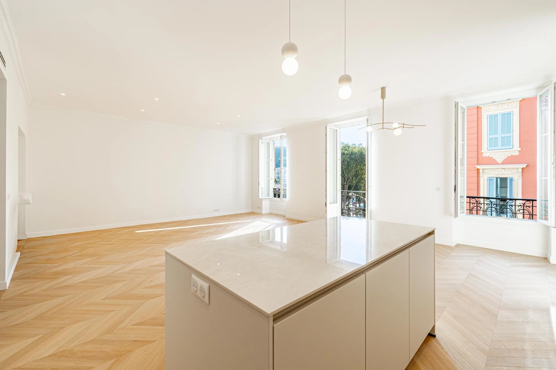 Nice - Le Port - Exceptionnel appartement 4 pièces rénové – Balcon avec vue Port