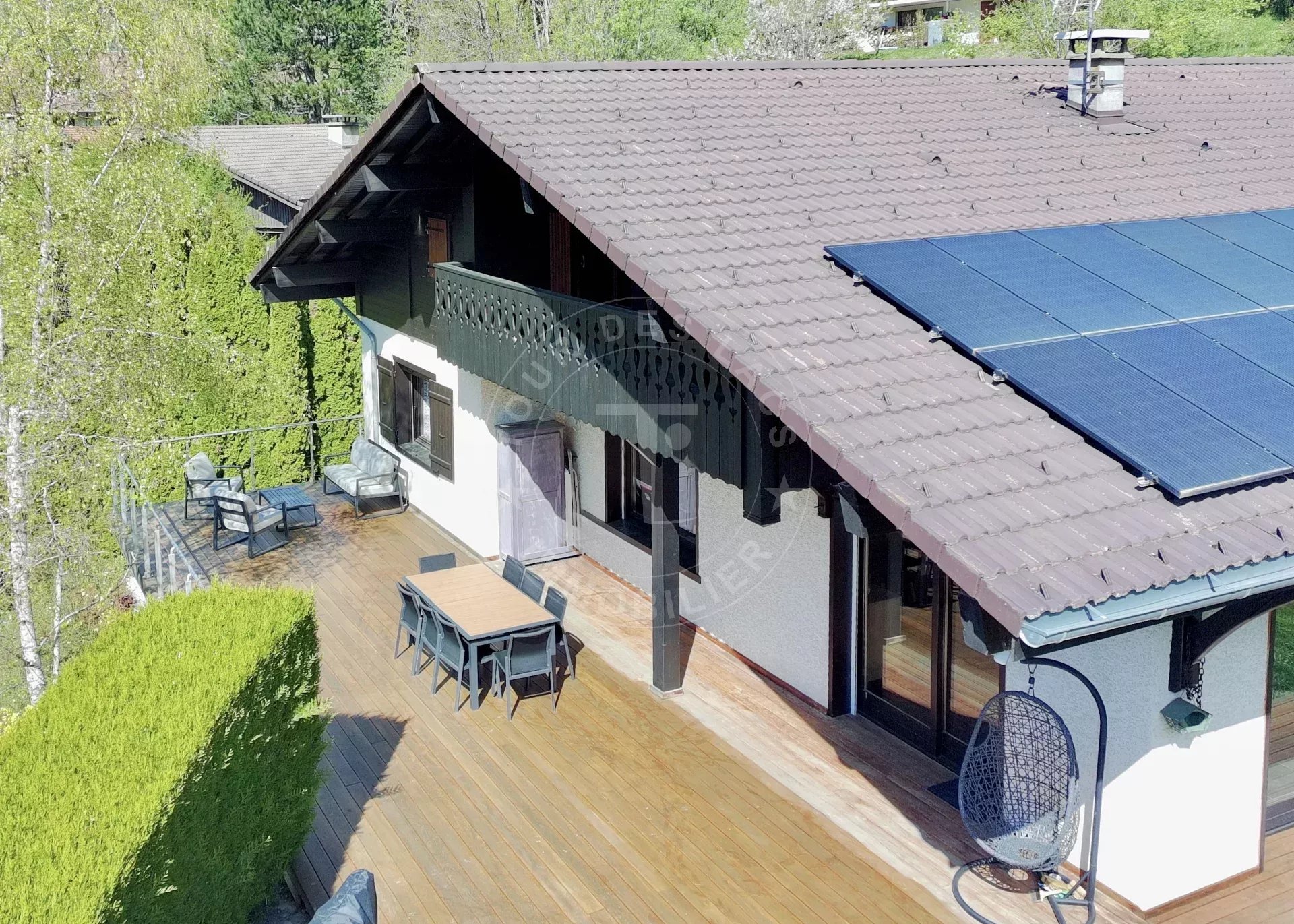 Chalet de 195 m2 habitables au calme, premières hauteurs de Thônes
