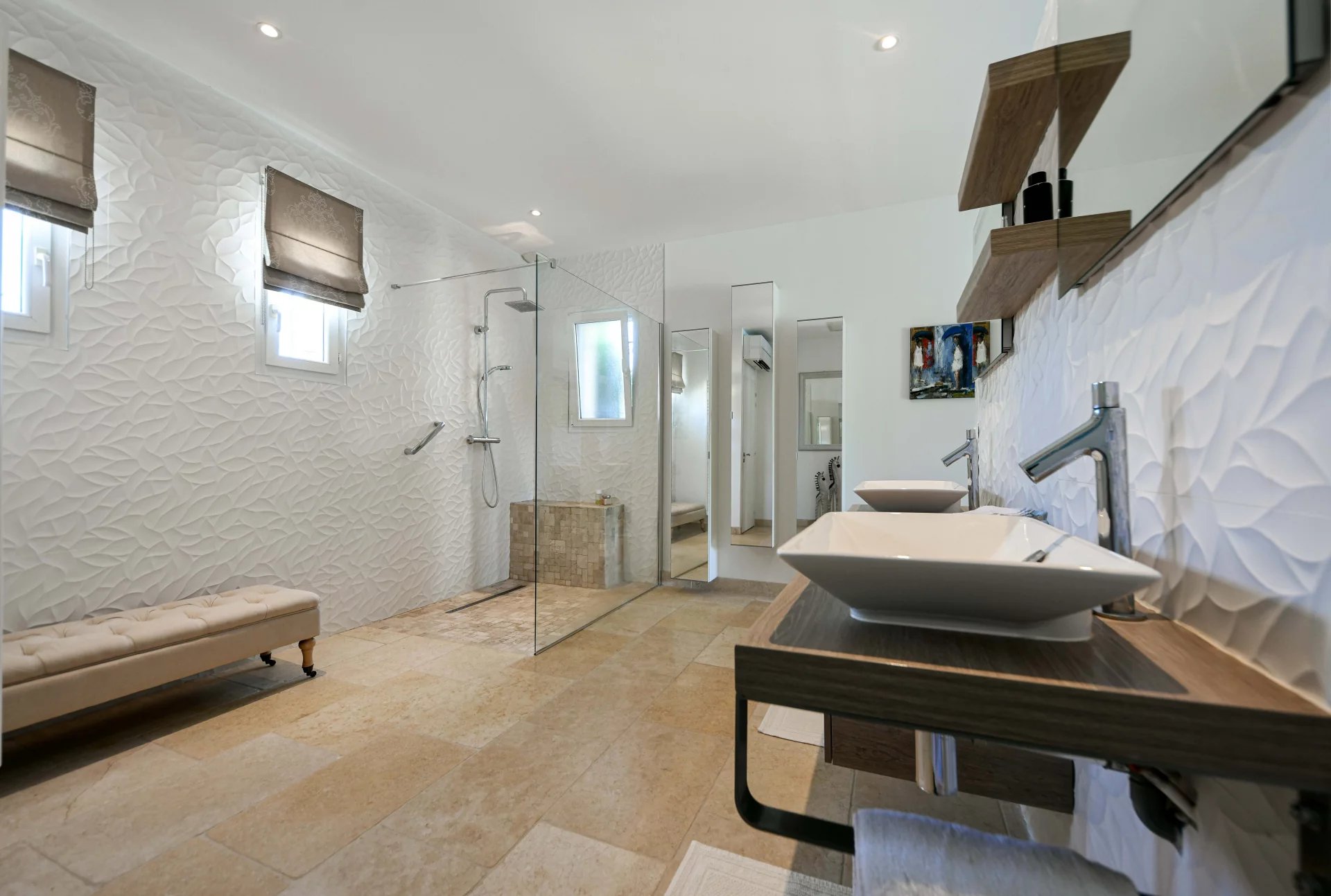 Elegant Single-Storey Property of 196 m² with Pool