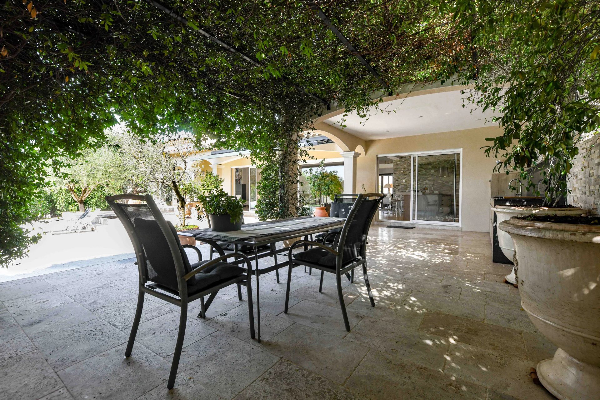Elegant Single-Storey Property of 196 m² with Pool