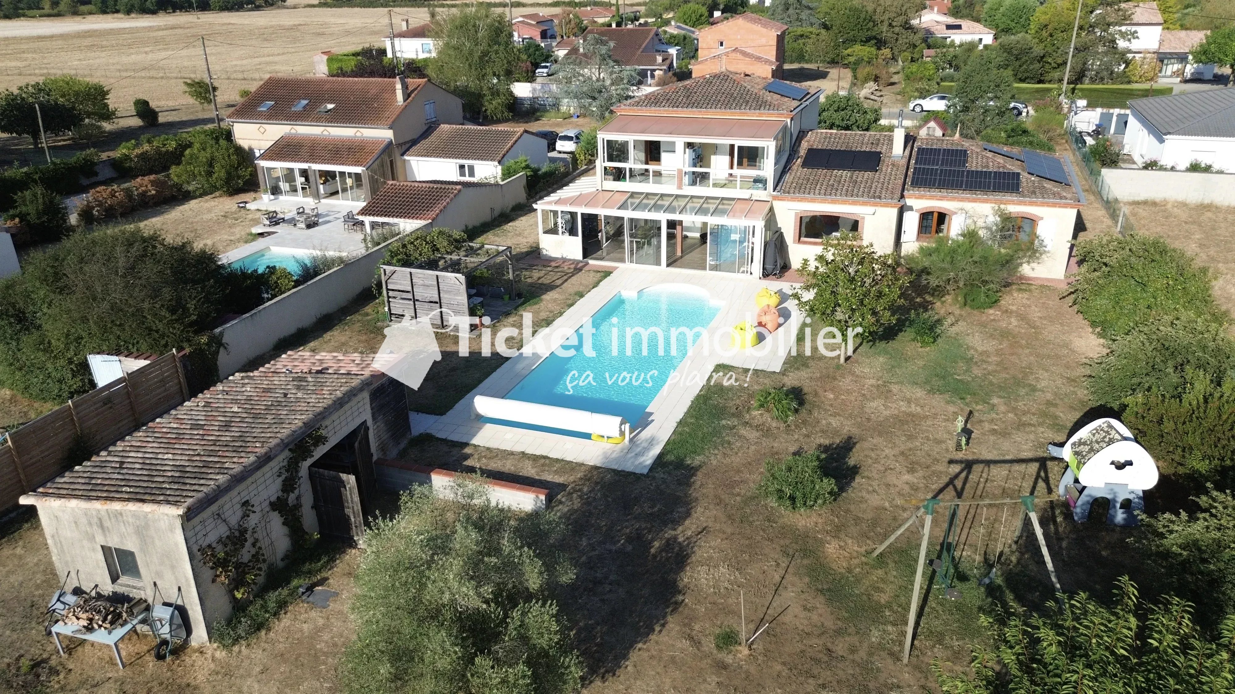 VILLA T6 215m2 TERRAIN 5558m2 CONSTRUCTIBLE, PISCINE AU SEL LINER NEUF, AQUATHERMIE 2 PUITS, 4KW PANNEAUX, DOUBLE VERANDA 72m2, CHAUFFAGE SOL, CAVE A VIN, VUE PYRENEES ETC ...