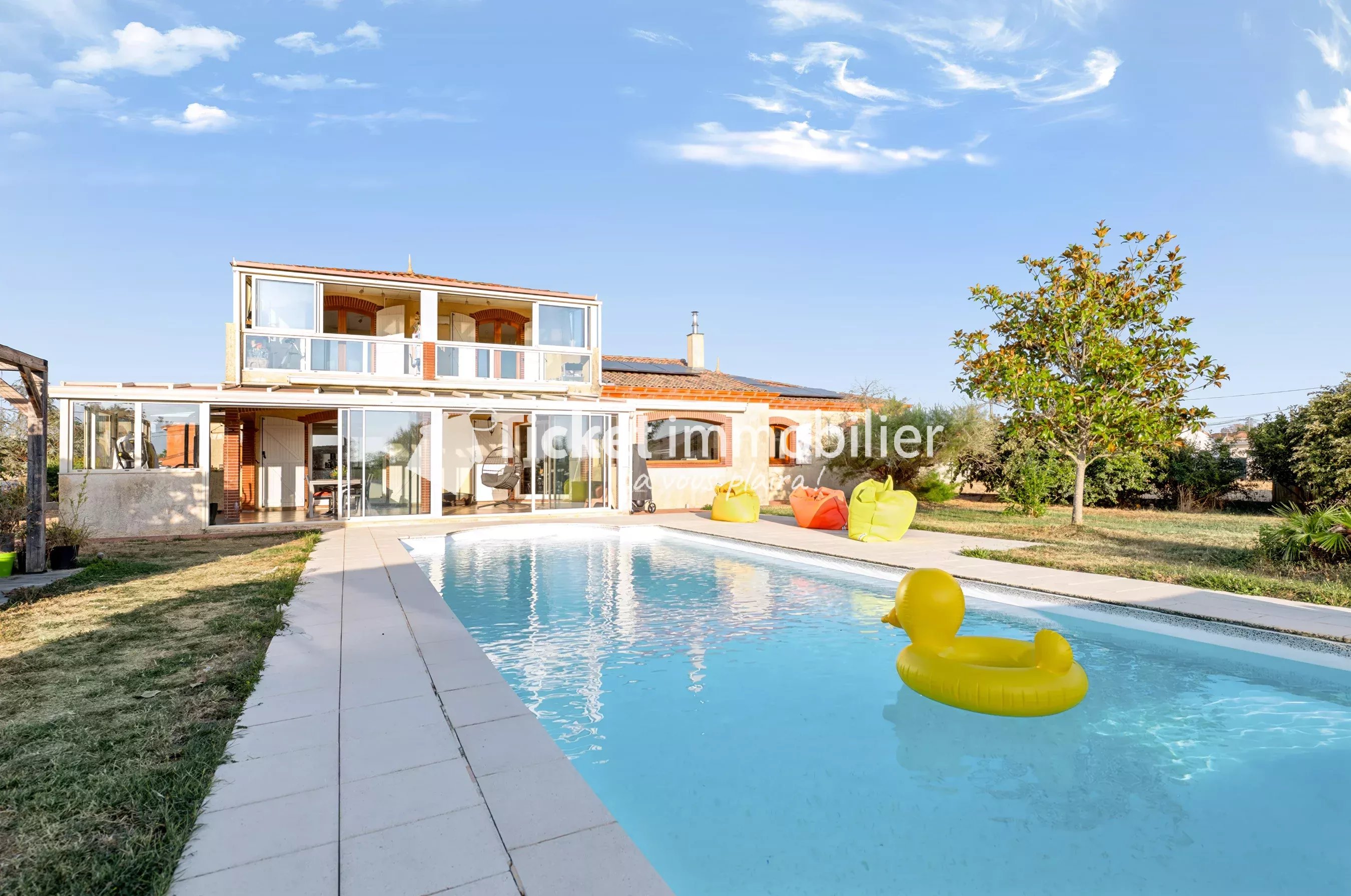 VILLA T6 215m2 TERRAIN 5558m2 CONSTRUCTIBLE, PISCINE AU SEL LINER NEUF, AQUATHERMIE 2 PUITS, 4KW PANNEAUX, DOUBLE VERANDA 72m2, CHAUFFAGE SOL, CAVE A VIN, VUE PYRENEES ETC ...