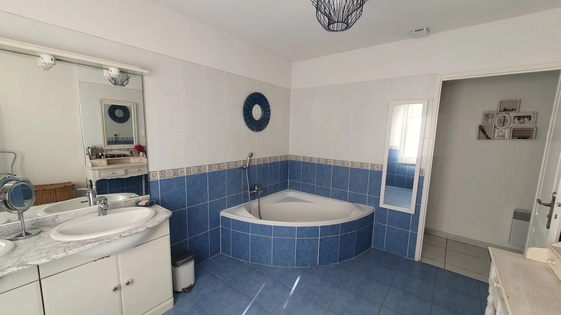 Beautiful 5-bedroom Villa with Pool and Garage!