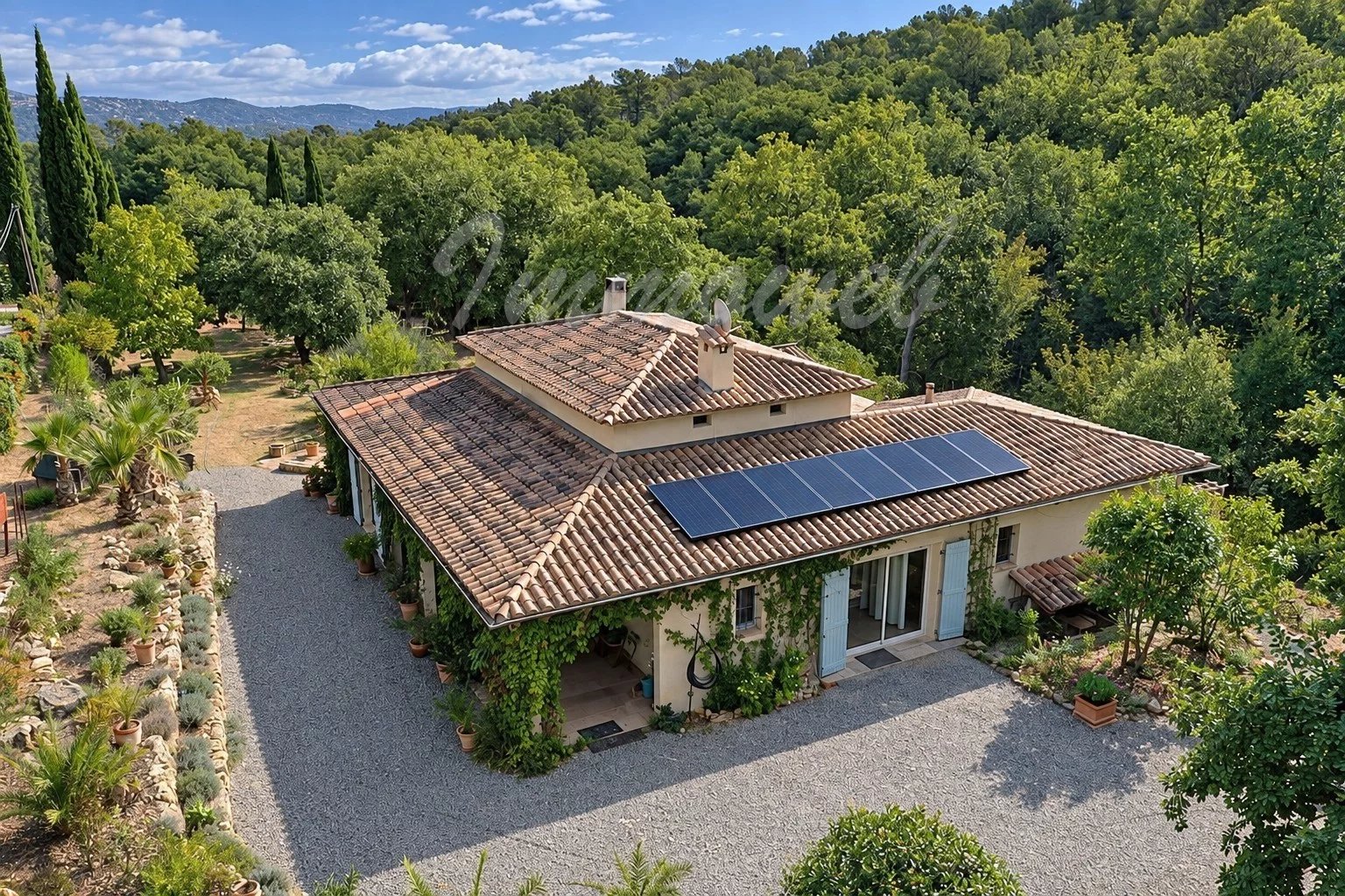 Tourrettes – Villa 220 m² avec piscine, studio indépendant et terrain de 5 840 m²