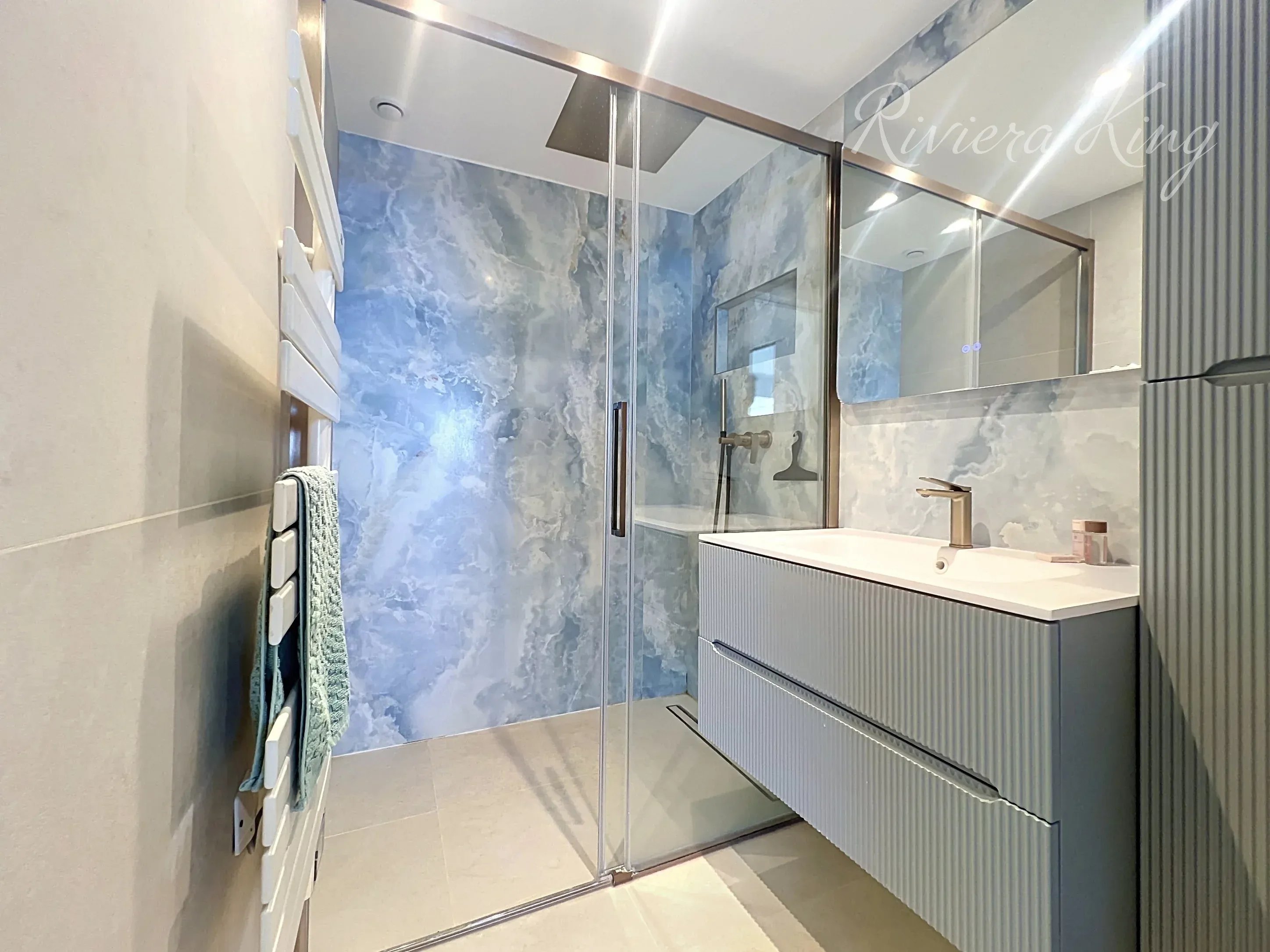 Villefranche-sur-Mer – Magnifique appartement 3P avec vue mer, piscine, parking et cave