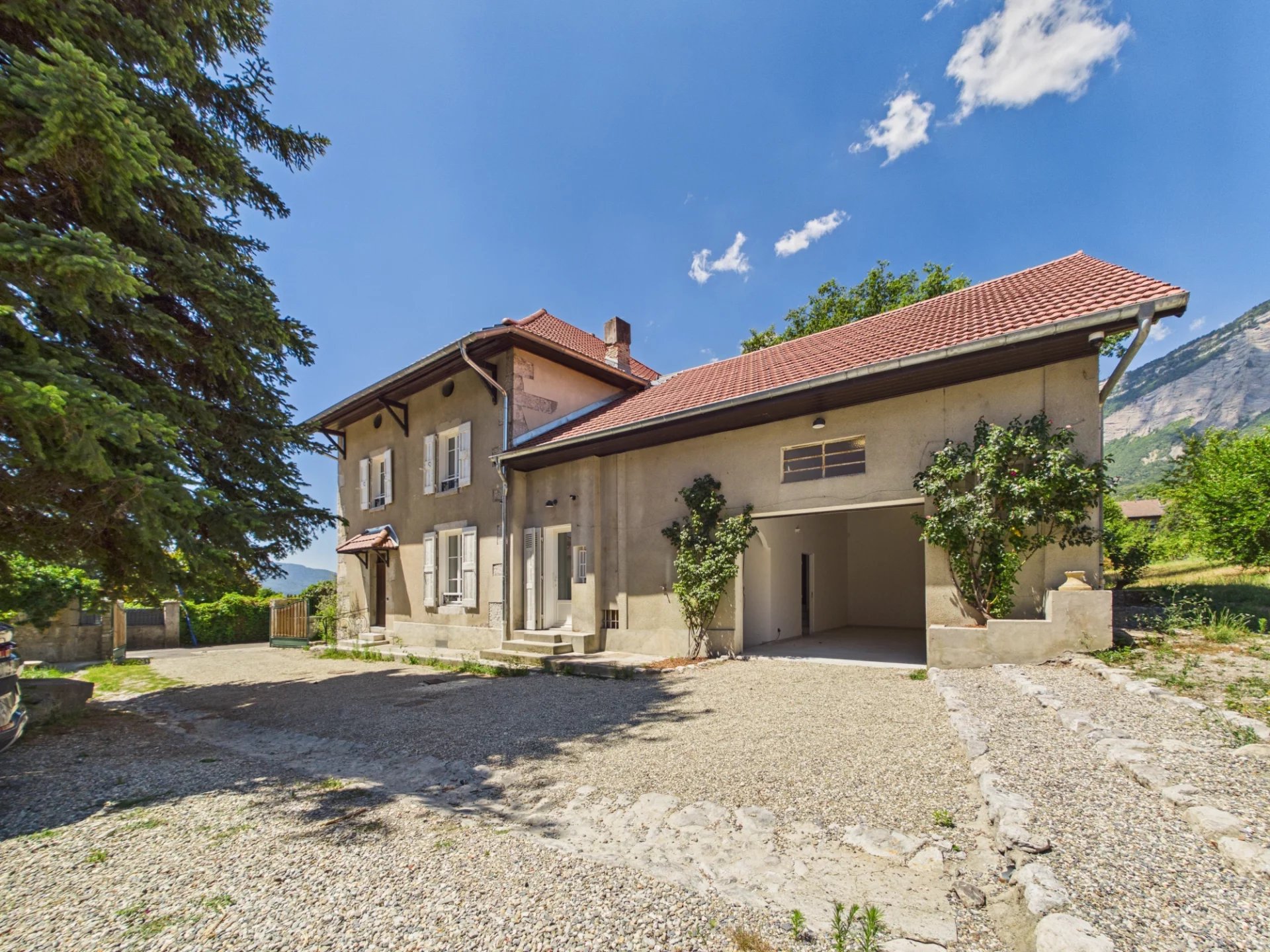 Propriété d'exception de plus 200 m² habitables + annexes