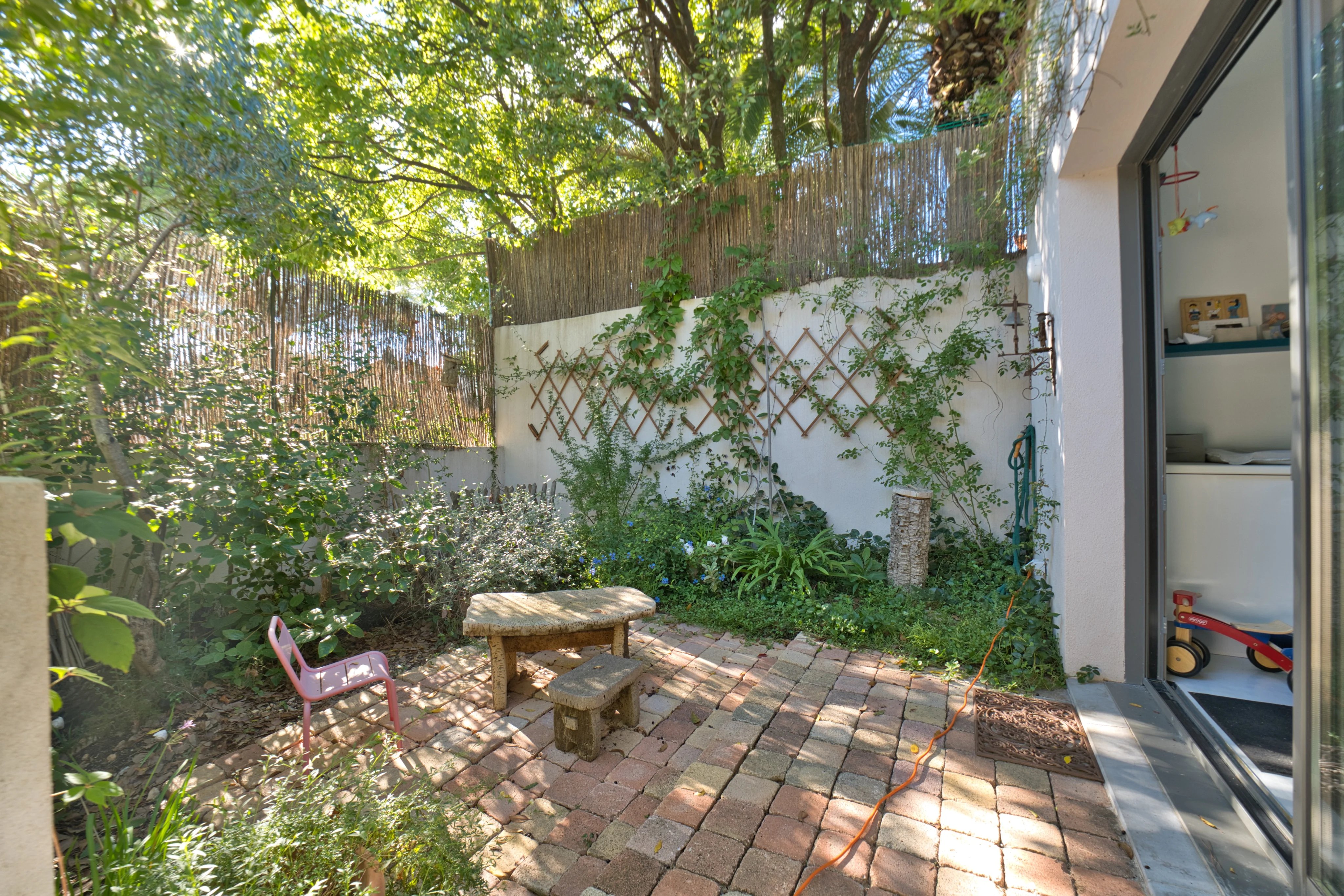 Élégante villa de 220 m² avec piscine, jardin paysager et dépendance