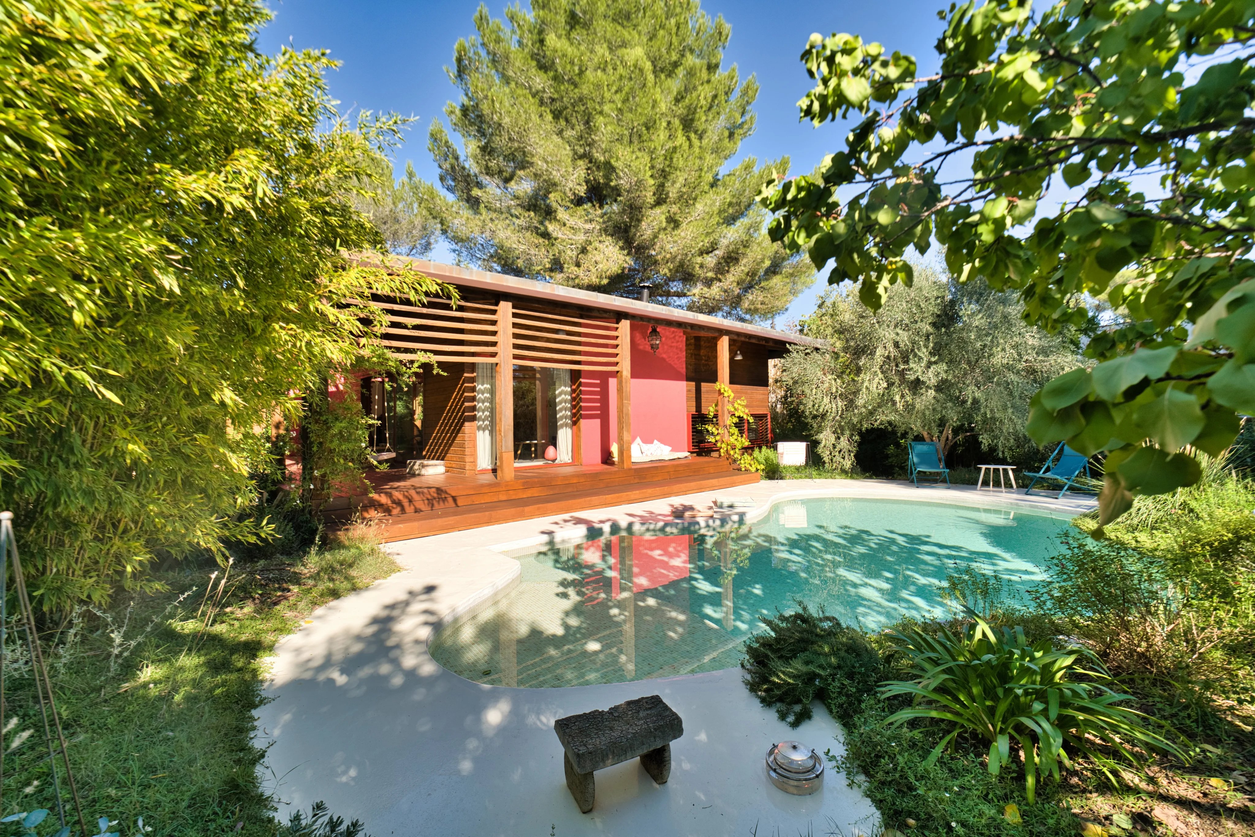 Élégante villa de 220 m² avec piscine, jardin paysager et dépendance