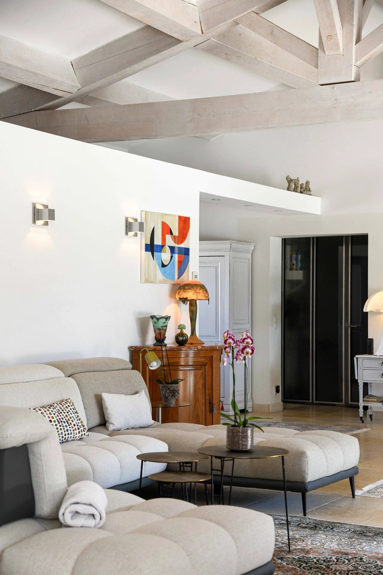 Elegant Single-Storey Property of 196 m² with Pool