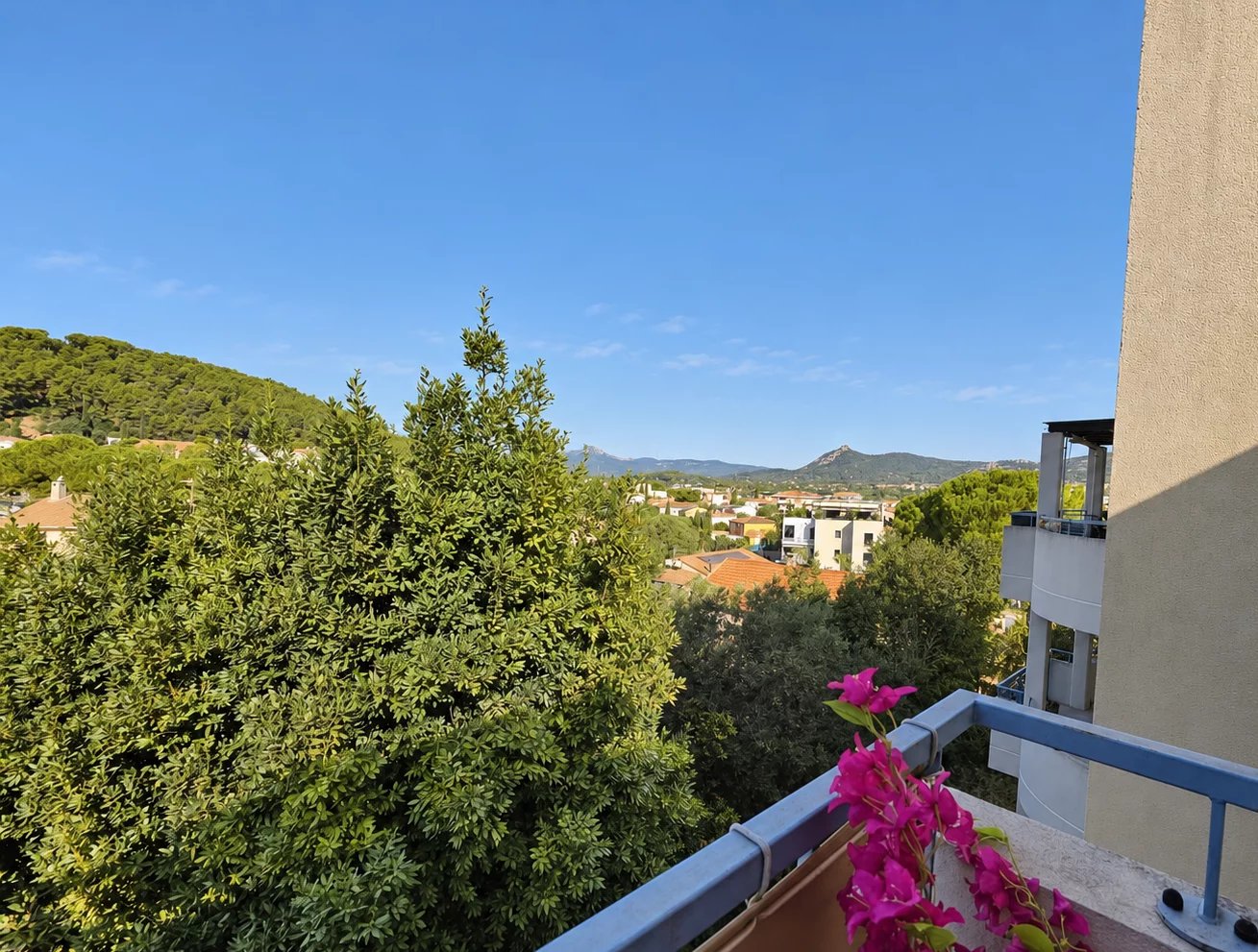 HYÈRES, T3 standing au calme d'une impasse, terrasse, place parking et garage