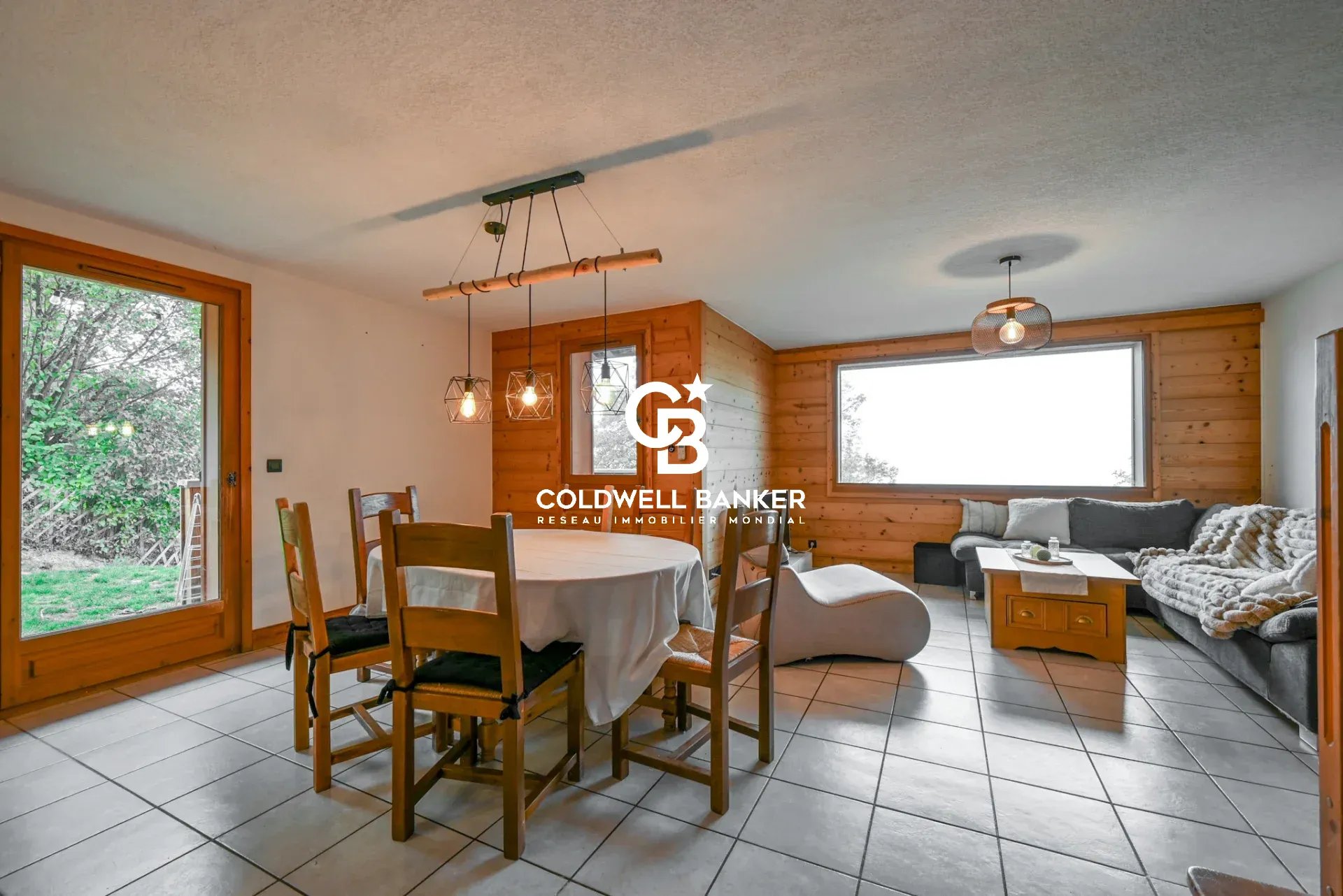 Coteau de Passy, T5/6 120m² avec jardin et garage dans chalet.