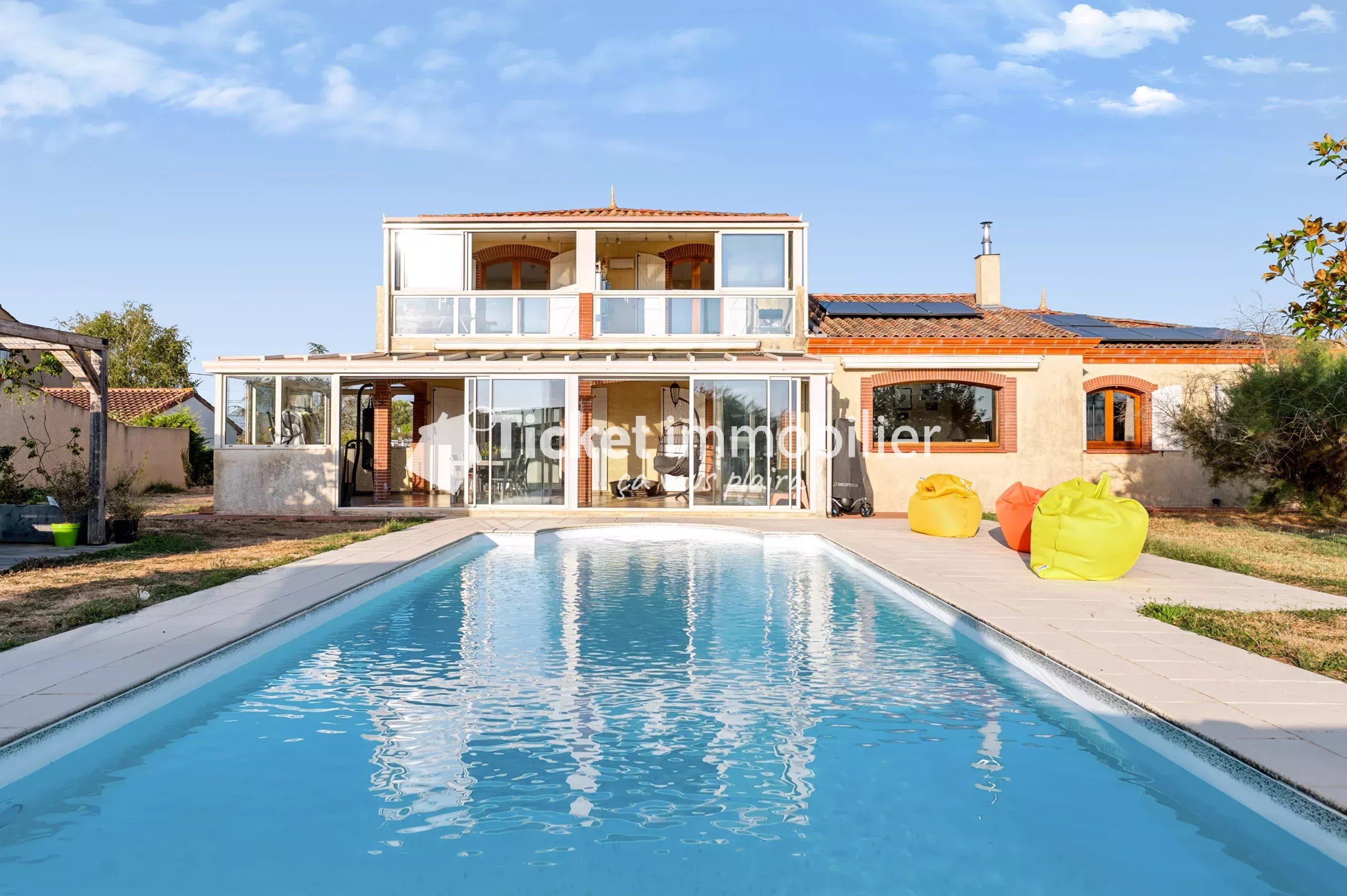 VILLA T6 215m2 TERRAIN 5558m2 CONSTRUCTIBLE, PISCINE AU SEL LINER NEUF, AQUATHERMIE 2 PUITS, 4KW PANNEAUX, DOUBLE VERANDA 72m2, CHAUFFAGE SOL, CAVE A VIN, VUE PYRENEES ETC ...