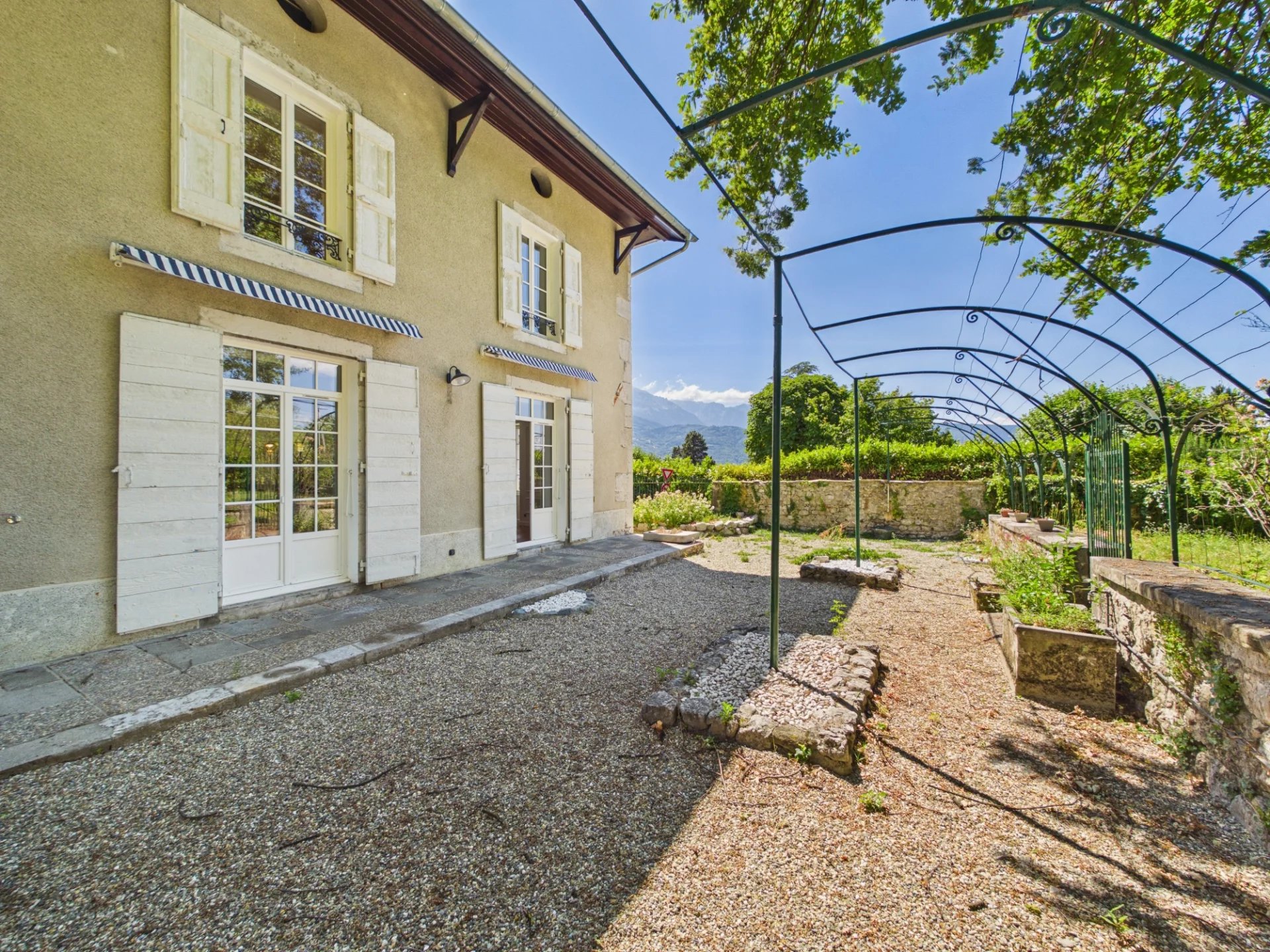 Propriété d'exception de plus 200 m² habitables + annexes