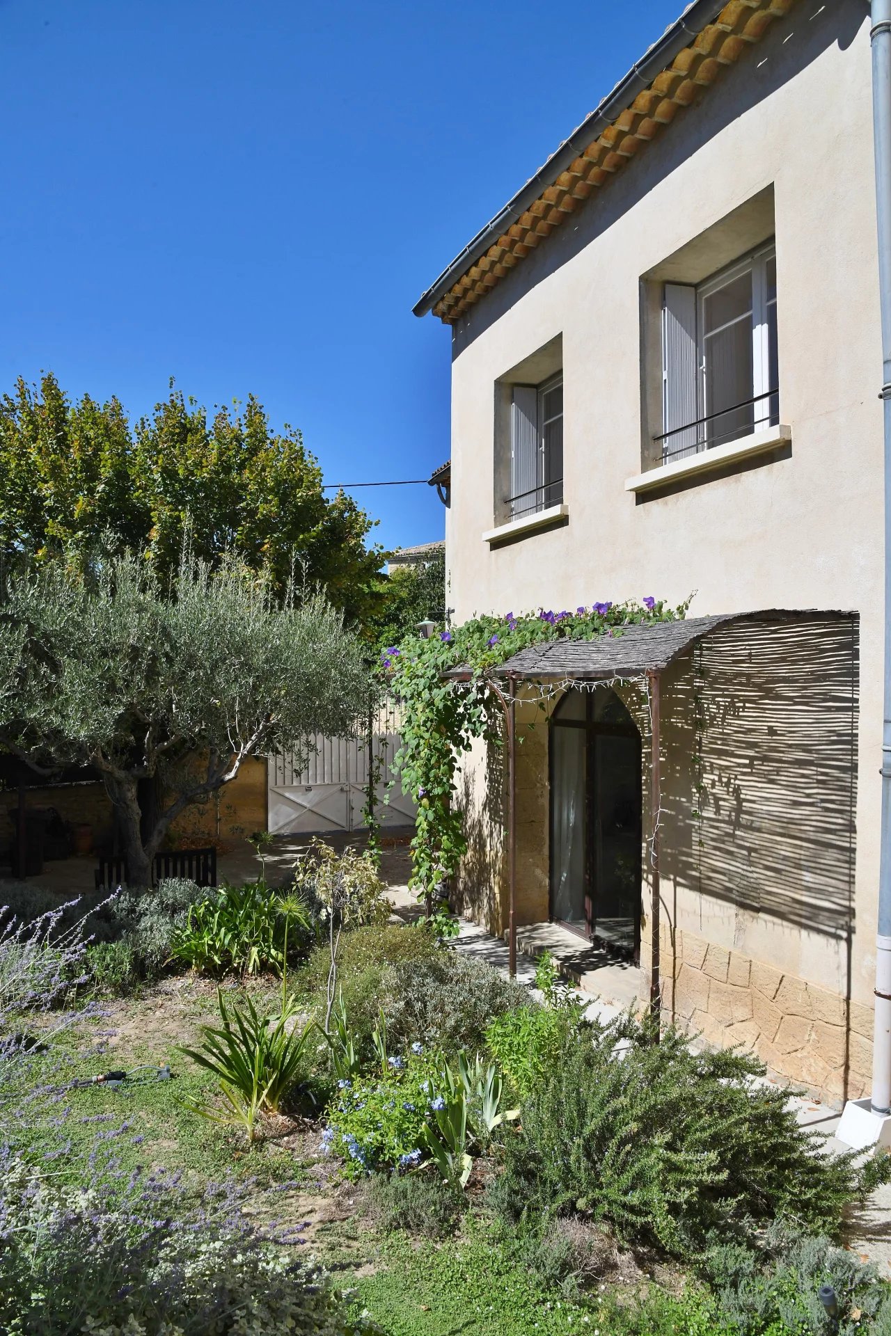 Maison de village avec jardin, bassin de nage et dépendance...