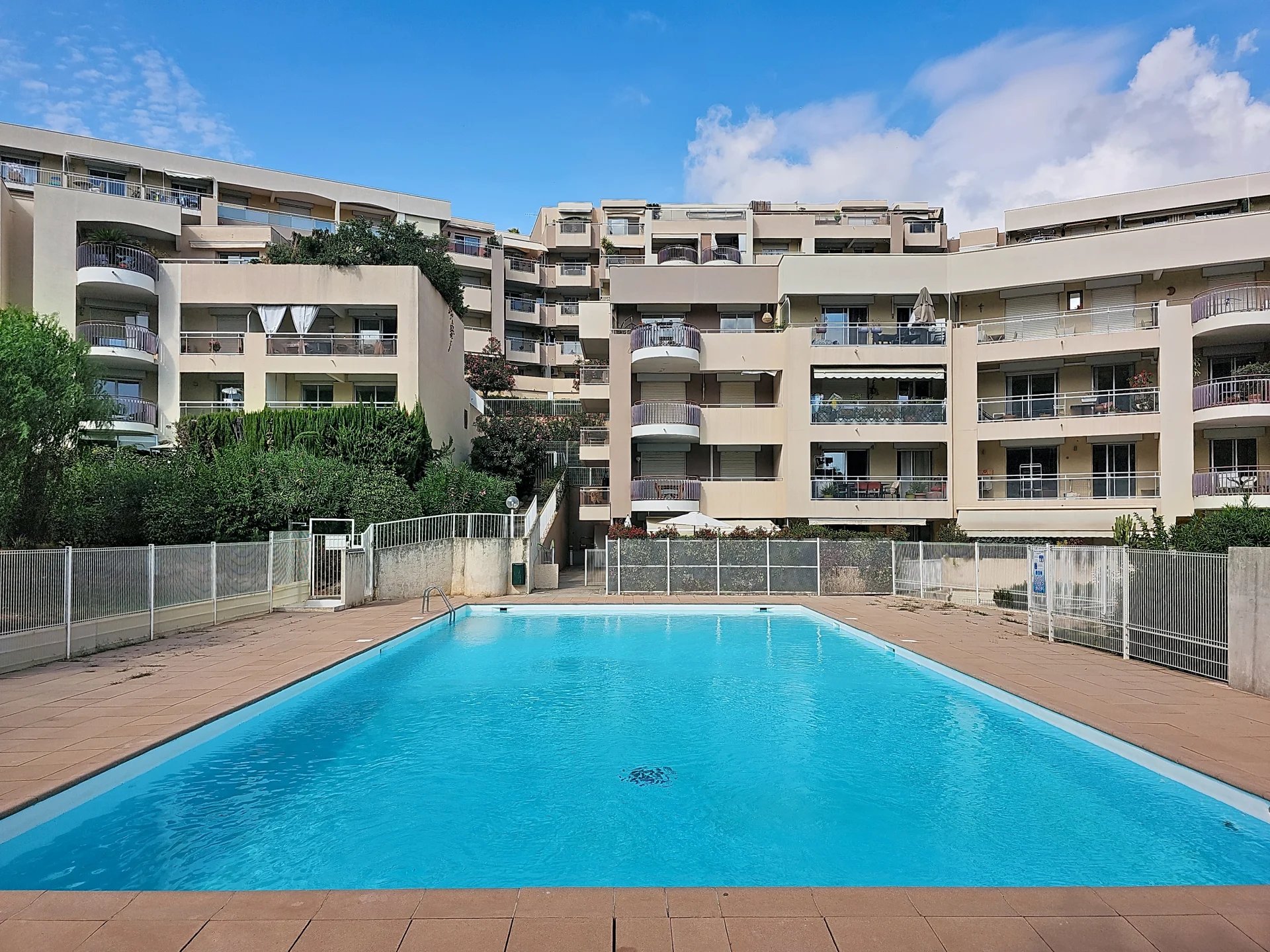 NICE OUEST – 4P SUPERBE REZ-DE-JARDIN AVEC TERRASSE, JARDIN PRIVATIF, PISCINE ET GARAGE