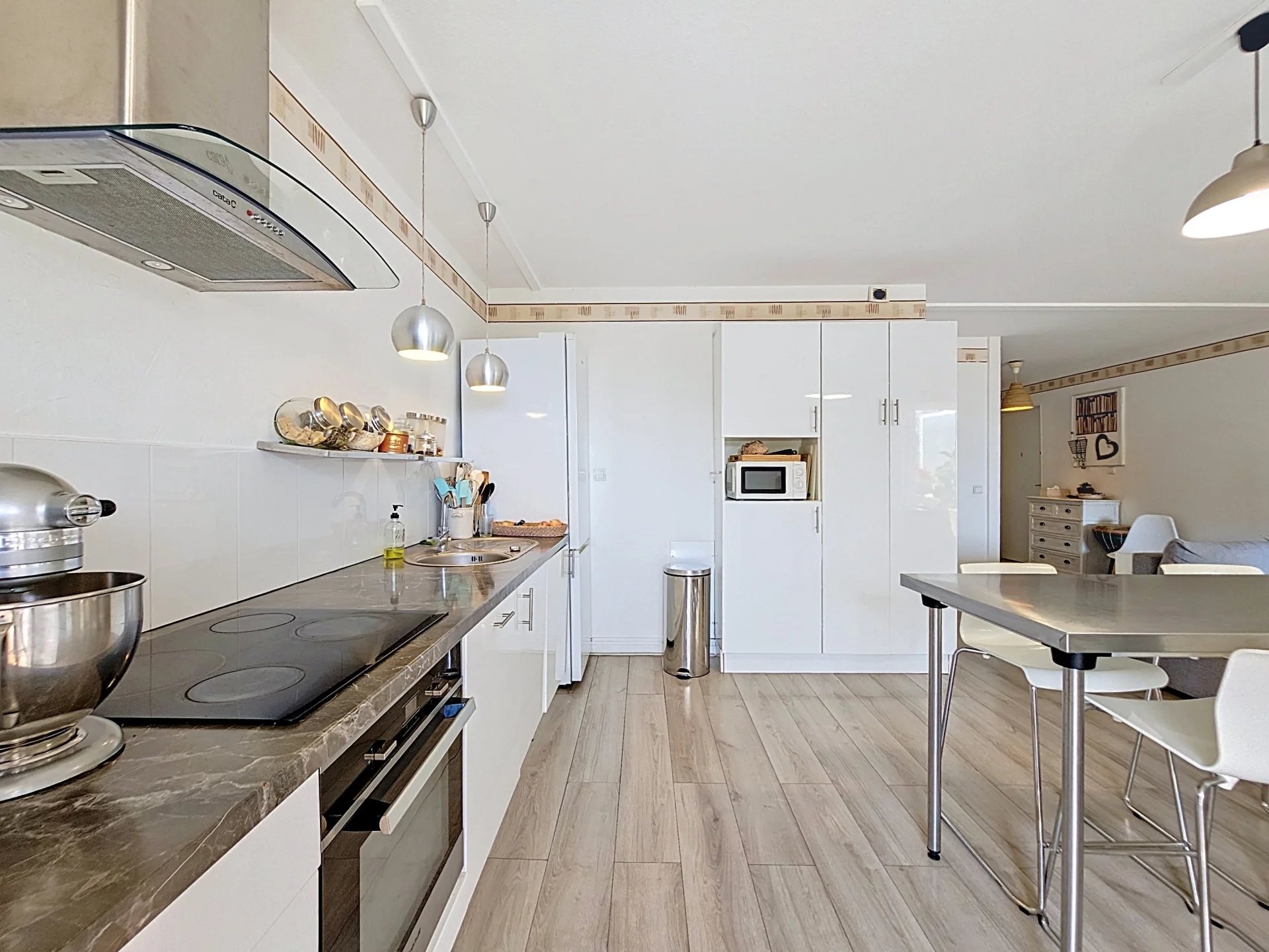 NICE OUEST – 4P SUPERBE REZ-DE-JARDIN AVEC TERRASSE, JARDIN PRIVATIF, PISCINE ET GARAGE