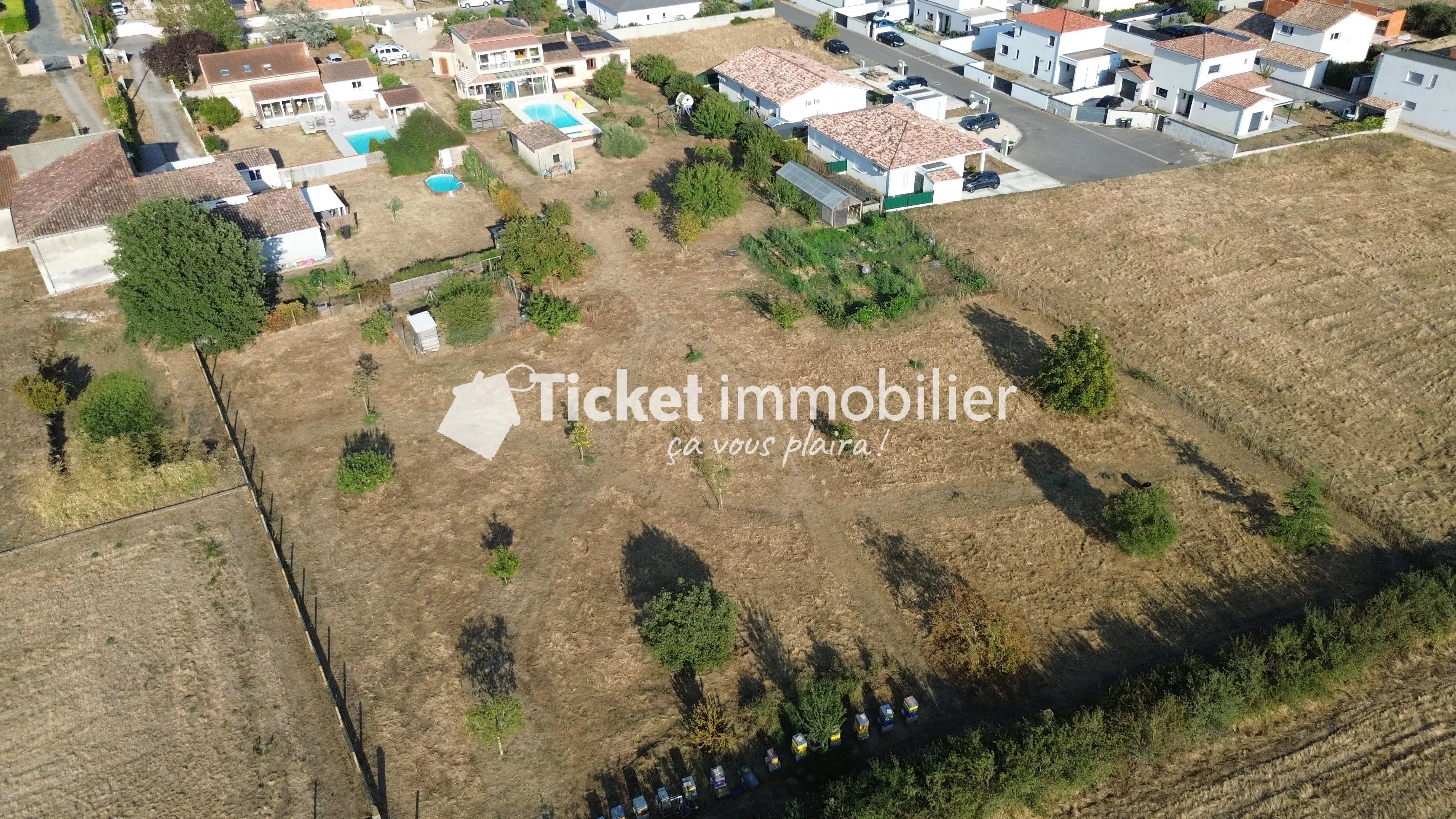 VILLA T6 215m2 TERRAIN 5558m2 CONSTRUCTIBLE, PISCINE AU SEL LINER NEUF, AQUATHERMIE 2 PUITS, 4KW PANNEAUX, DOUBLE VERANDA 72m2, CHAUFFAGE SOL, CAVE A VIN, VUE PYRENEES ETC ...