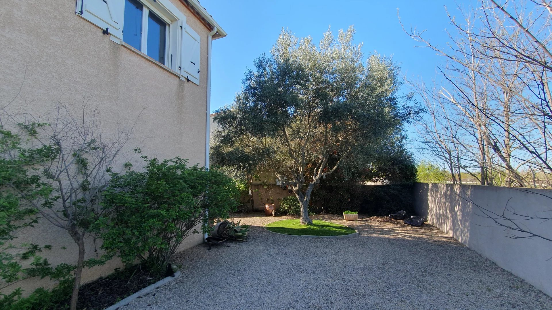 Beautiful 5-bedroom Villa with Pool and Garage!