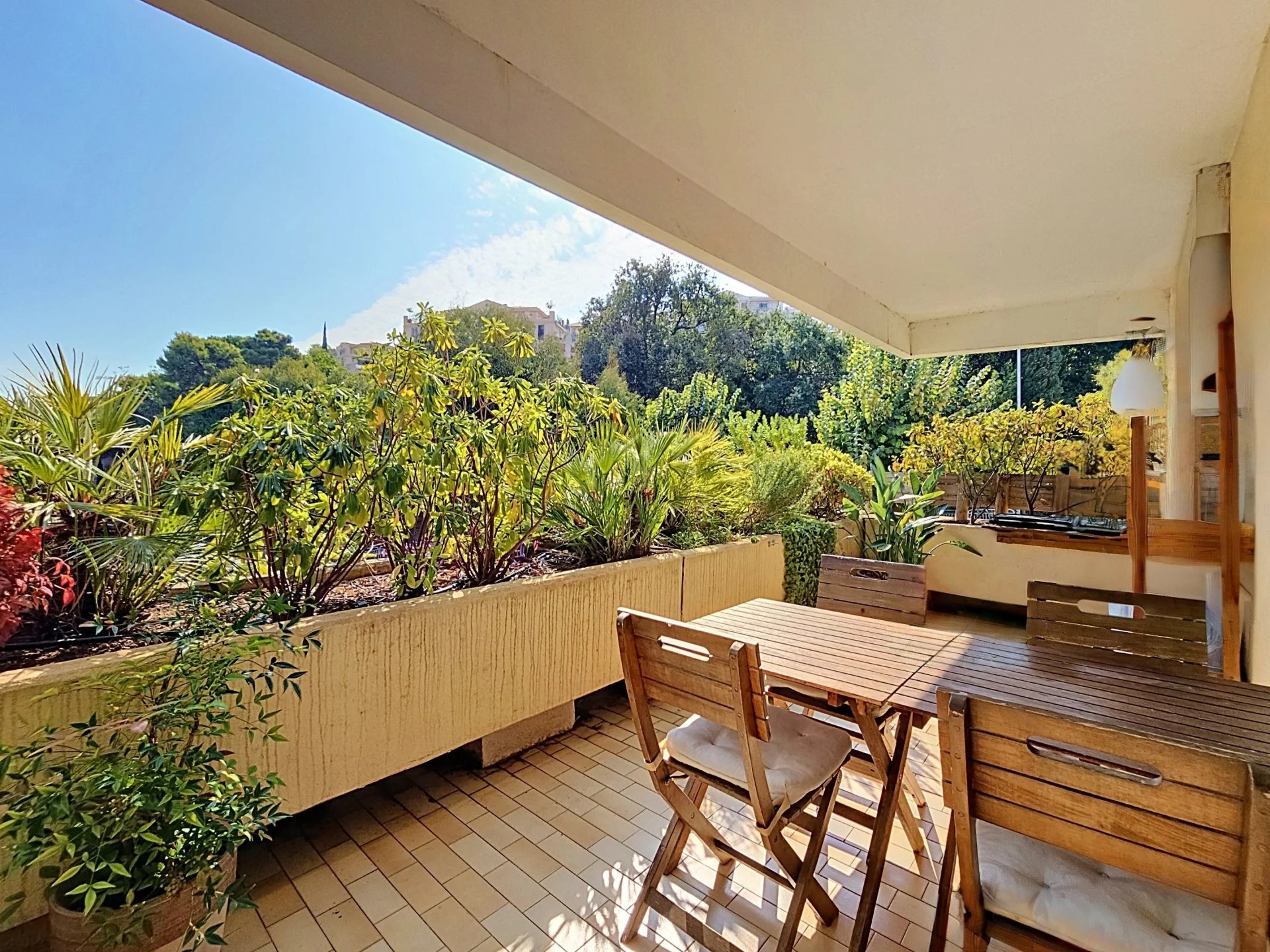 NICE OUEST – 4P SUPERBE REZ-DE-JARDIN AVEC TERRASSE, JARDIN PRIVATIF, PISCINE ET GARAGE