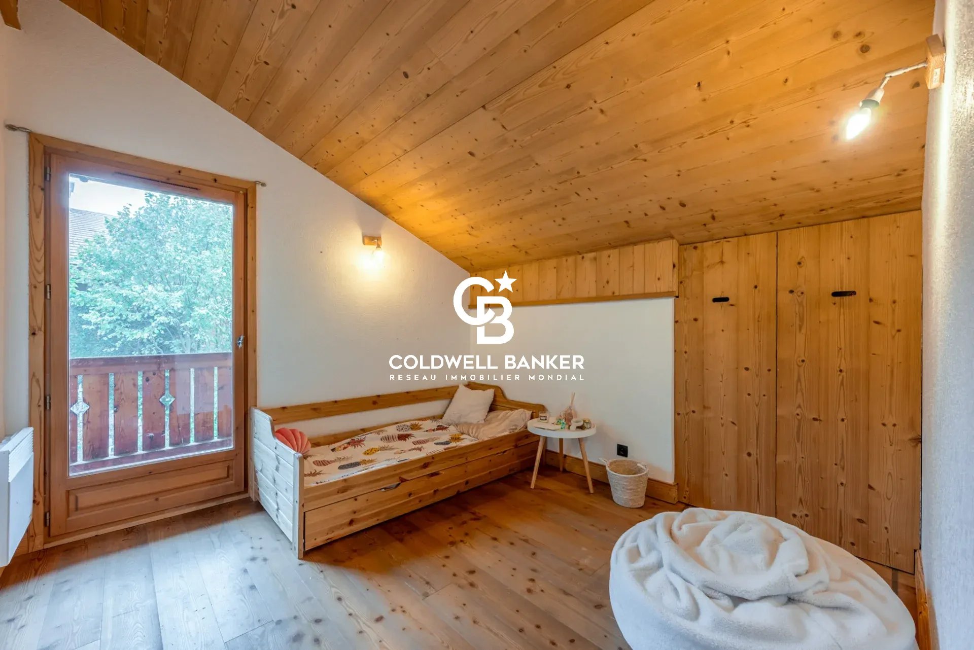 Coteau de Passy, T5/6 120m² avec jardin et garage dans chalet.