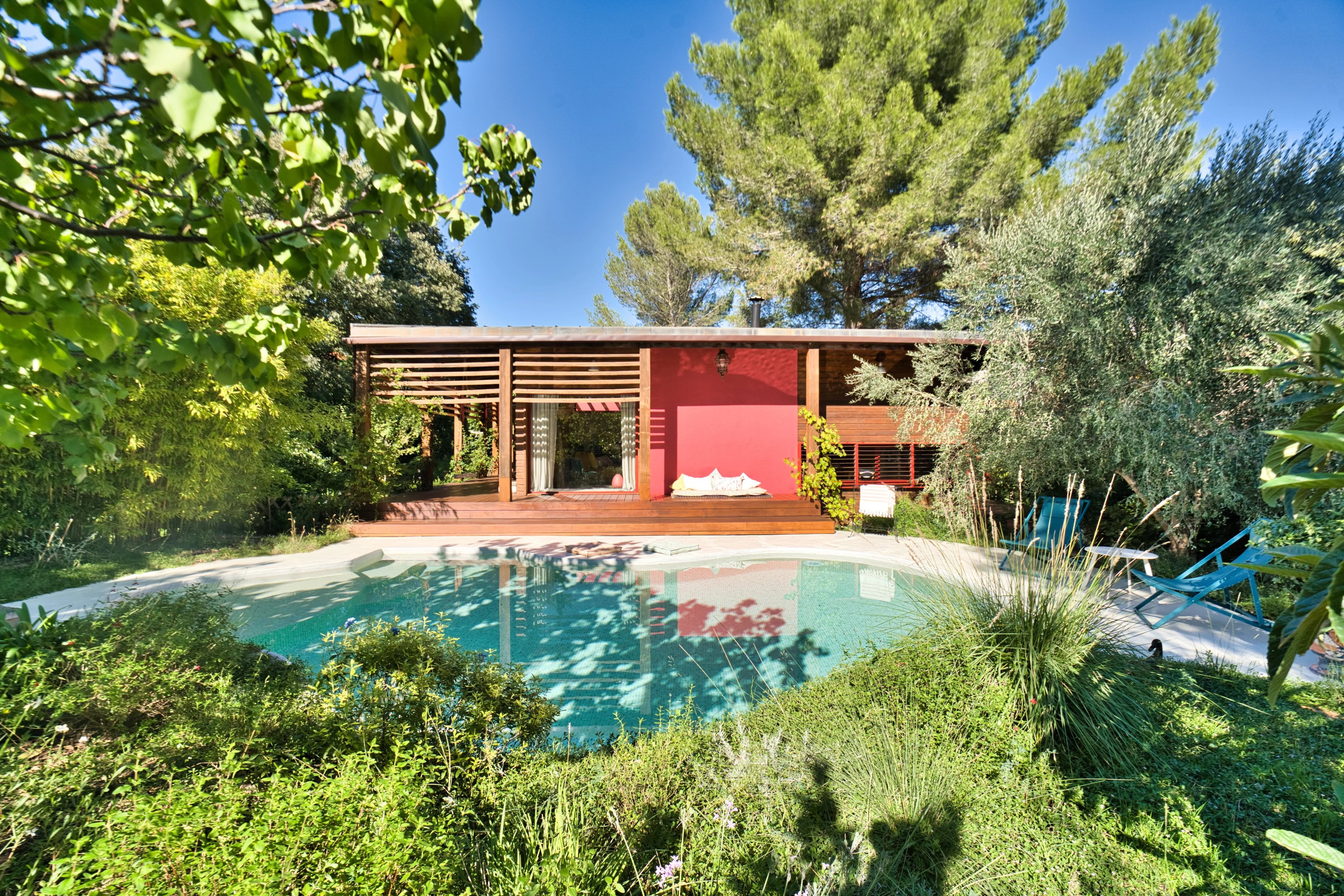 Élégante villa de 220 m² avec piscine, jardin paysager et dépendance