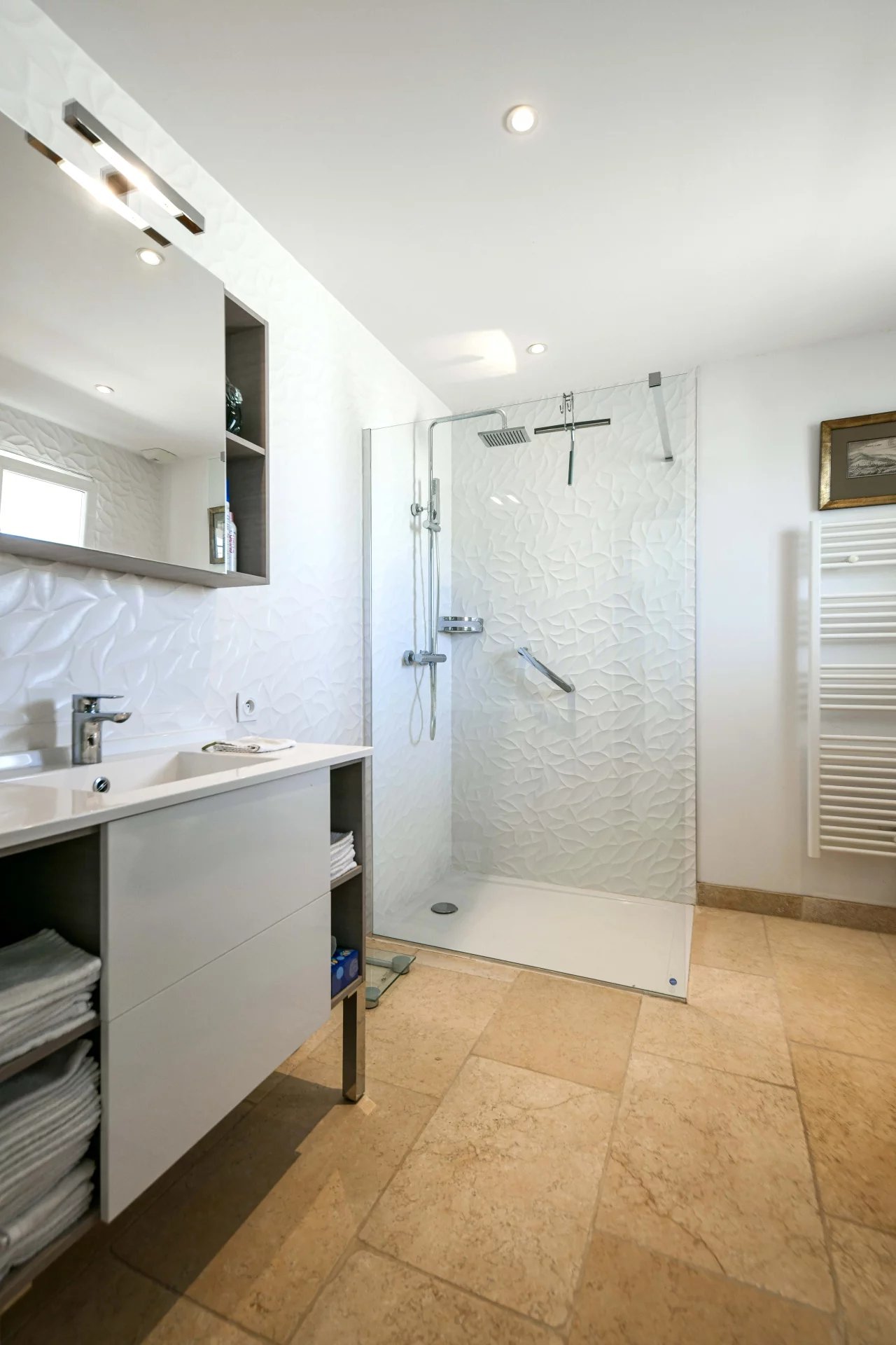 Elegant Single-Storey Property of 196 m² with Pool