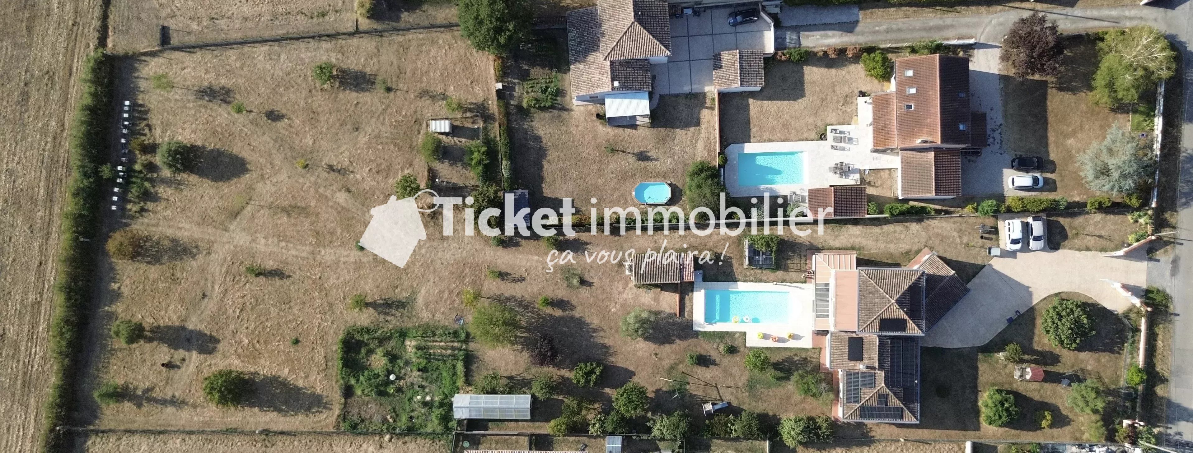 VILLA T6 215m2 TERRAIN 5558m2 CONSTRUCTIBLE, PISCINE AU SEL LINER NEUF, AQUATHERMIE 2 PUITS, 4KW PANNEAUX, DOUBLE VERANDA 72m2, CHAUFFAGE SOL, CAVE A VIN, VUE PYRENEES ETC ...