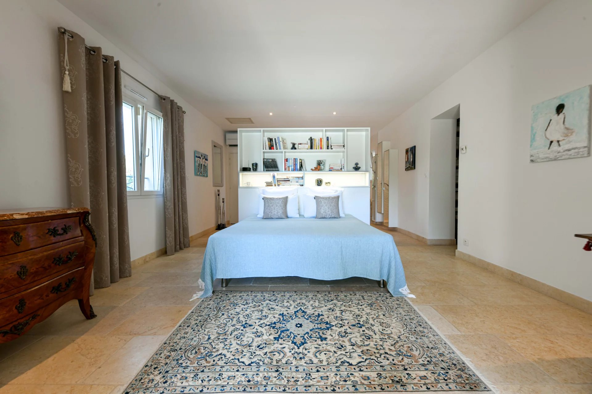 Elegant Single-Storey Property of 196 m² with Pool