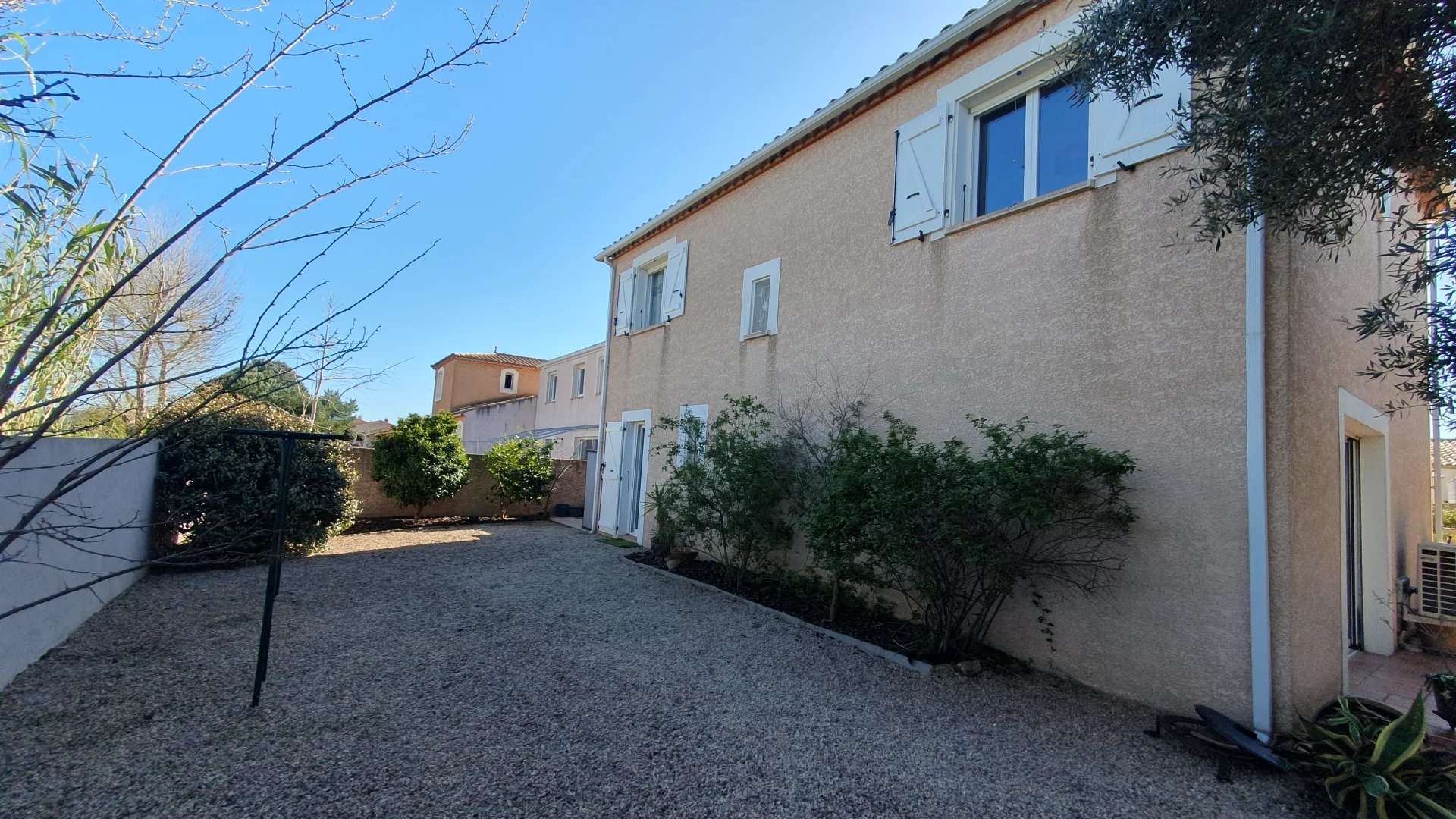 Beautiful 5-bedroom Villa with Pool and Garage!