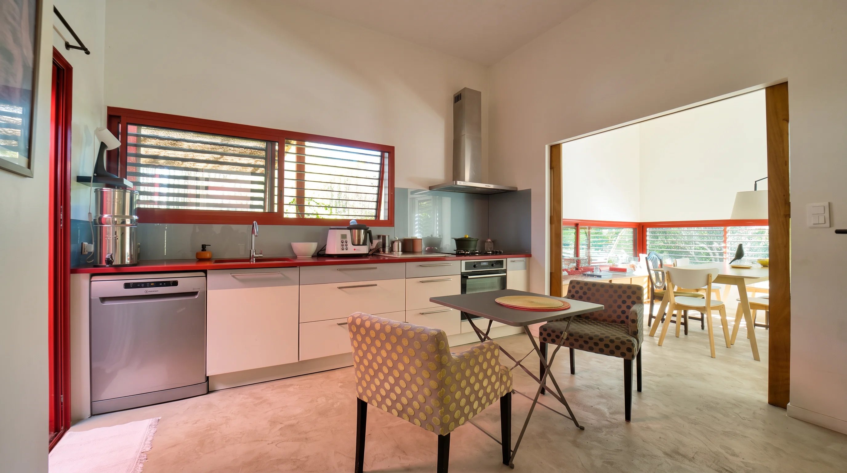 Élégante villa de 220 m² avec piscine, jardin paysager et dépendance