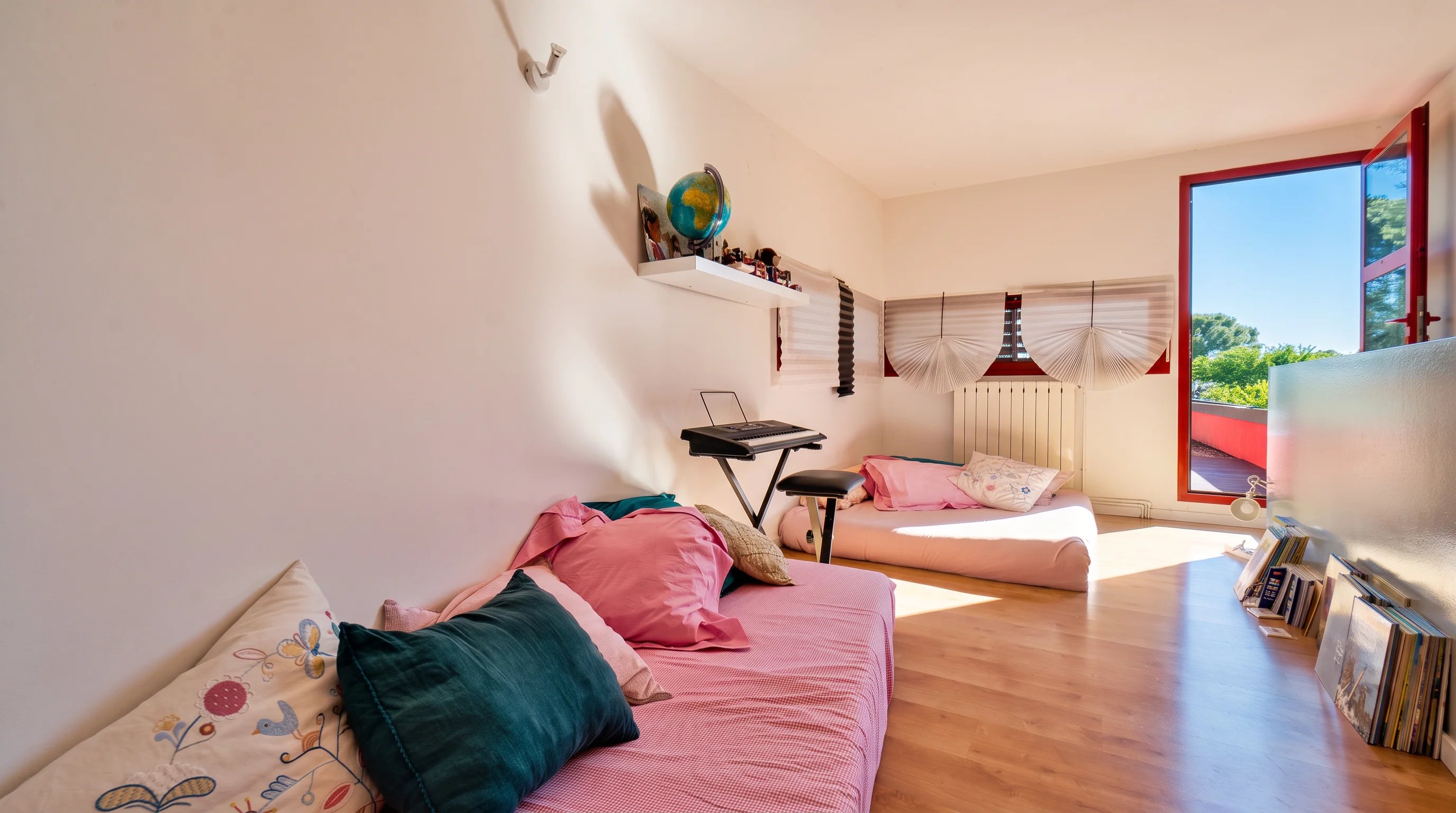 Élégante villa de 220 m² avec piscine, jardin paysager et dépendance