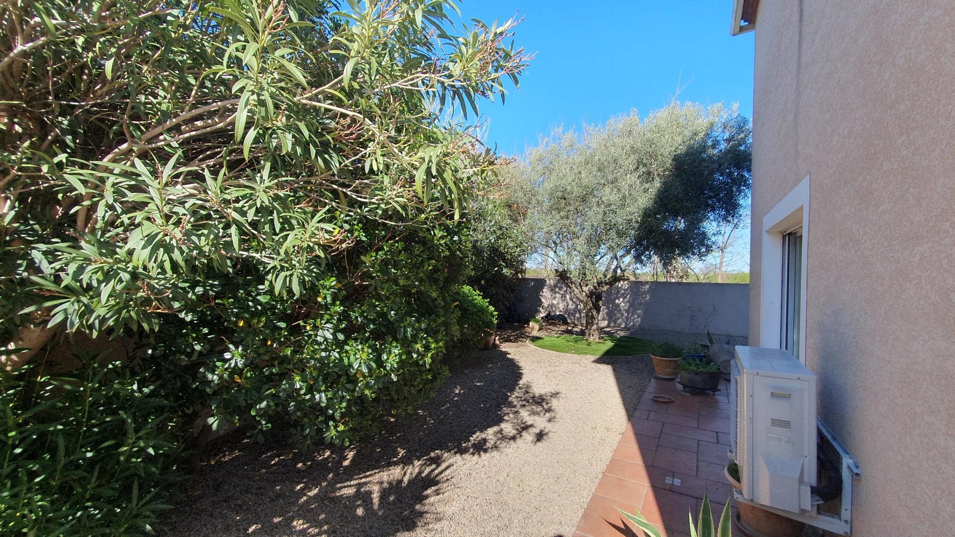 Beautiful 5-bedroom Villa with Pool and Garage!