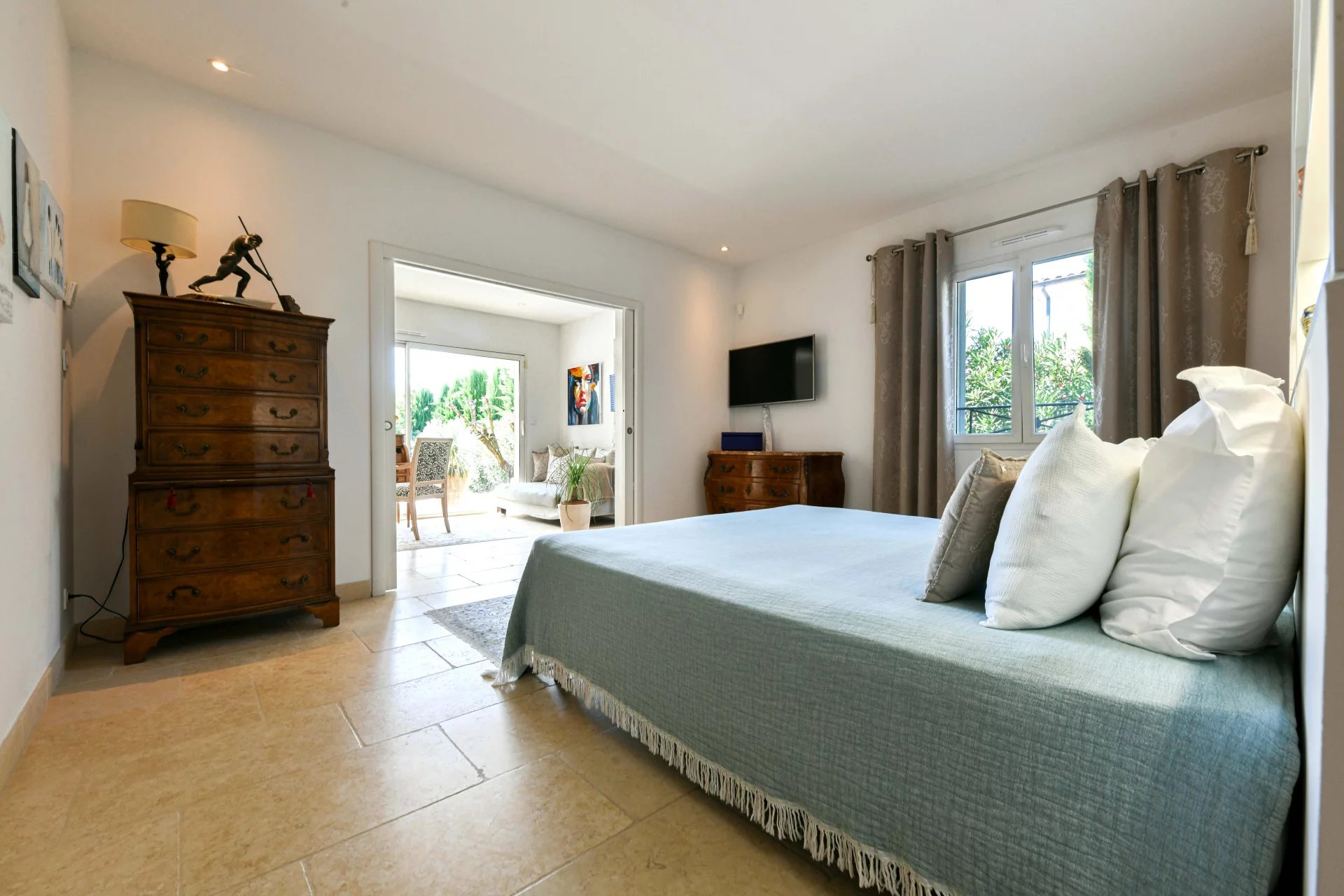 Elegant Single-Storey Property of 196 m² with Pool