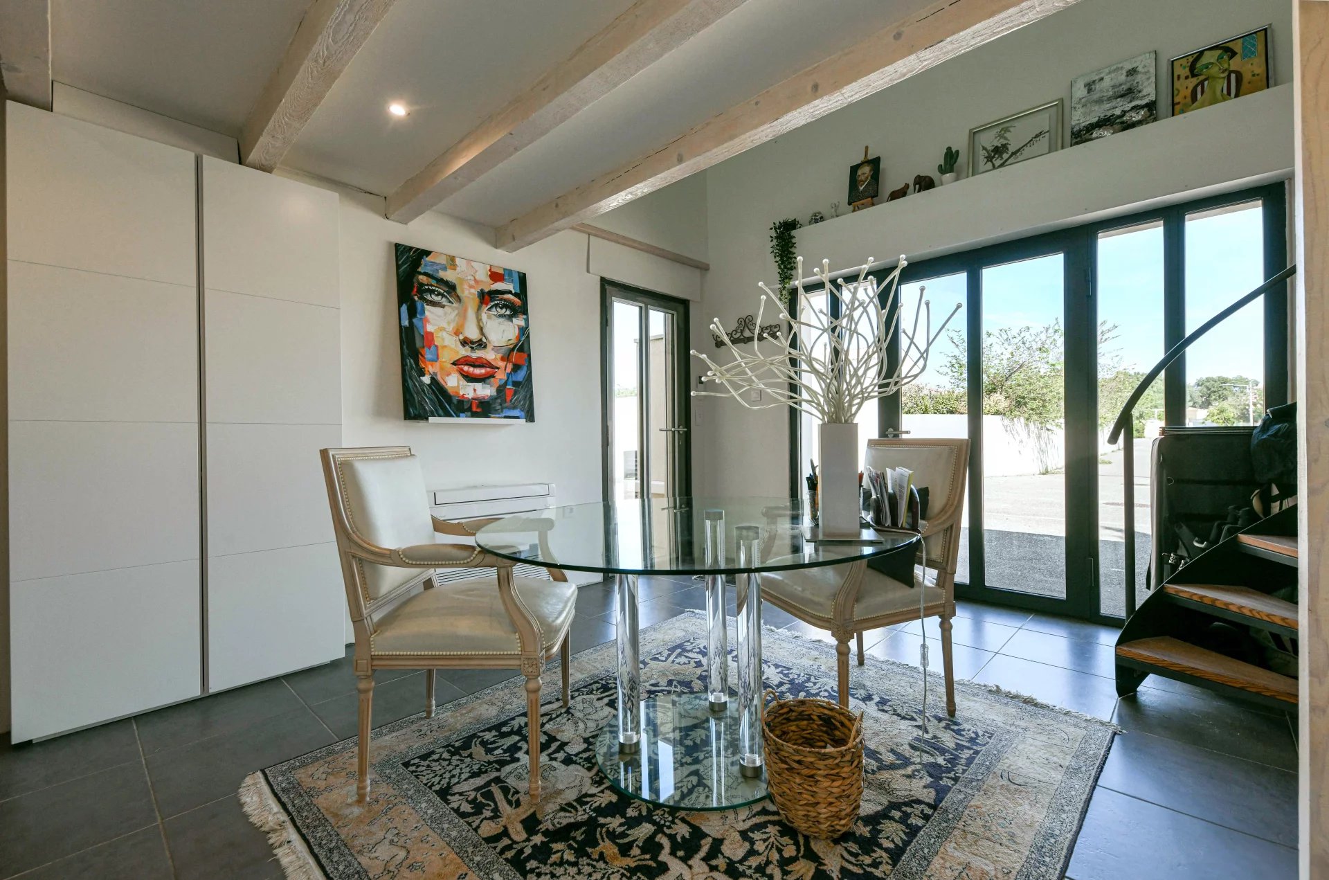 Elegant Single-Storey Property of 196 m² with Pool