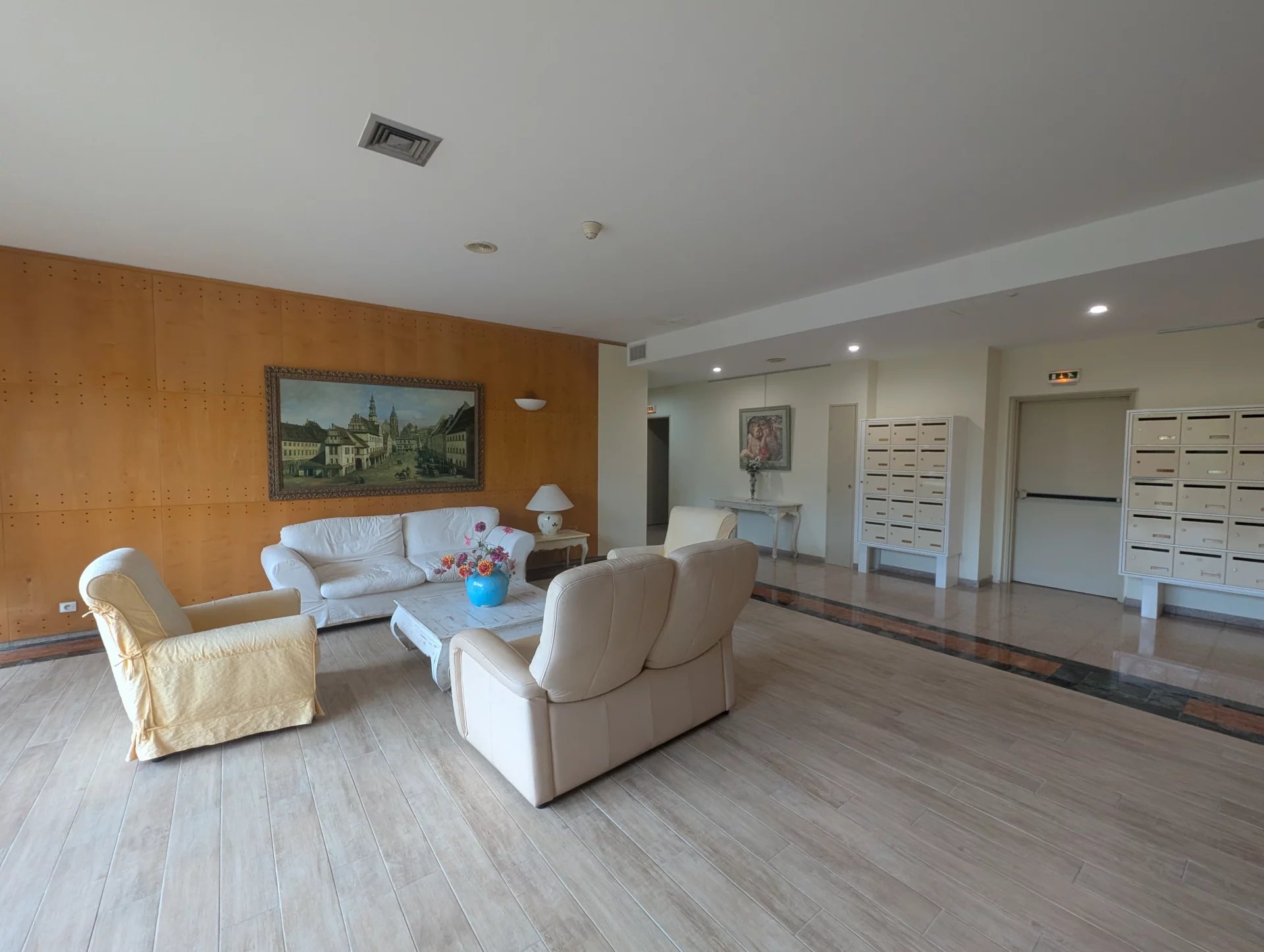 GRAND STUDIO LUMINEUX ETAGE ELEVE VUE DEGAGEE PROCHE COMMERCES