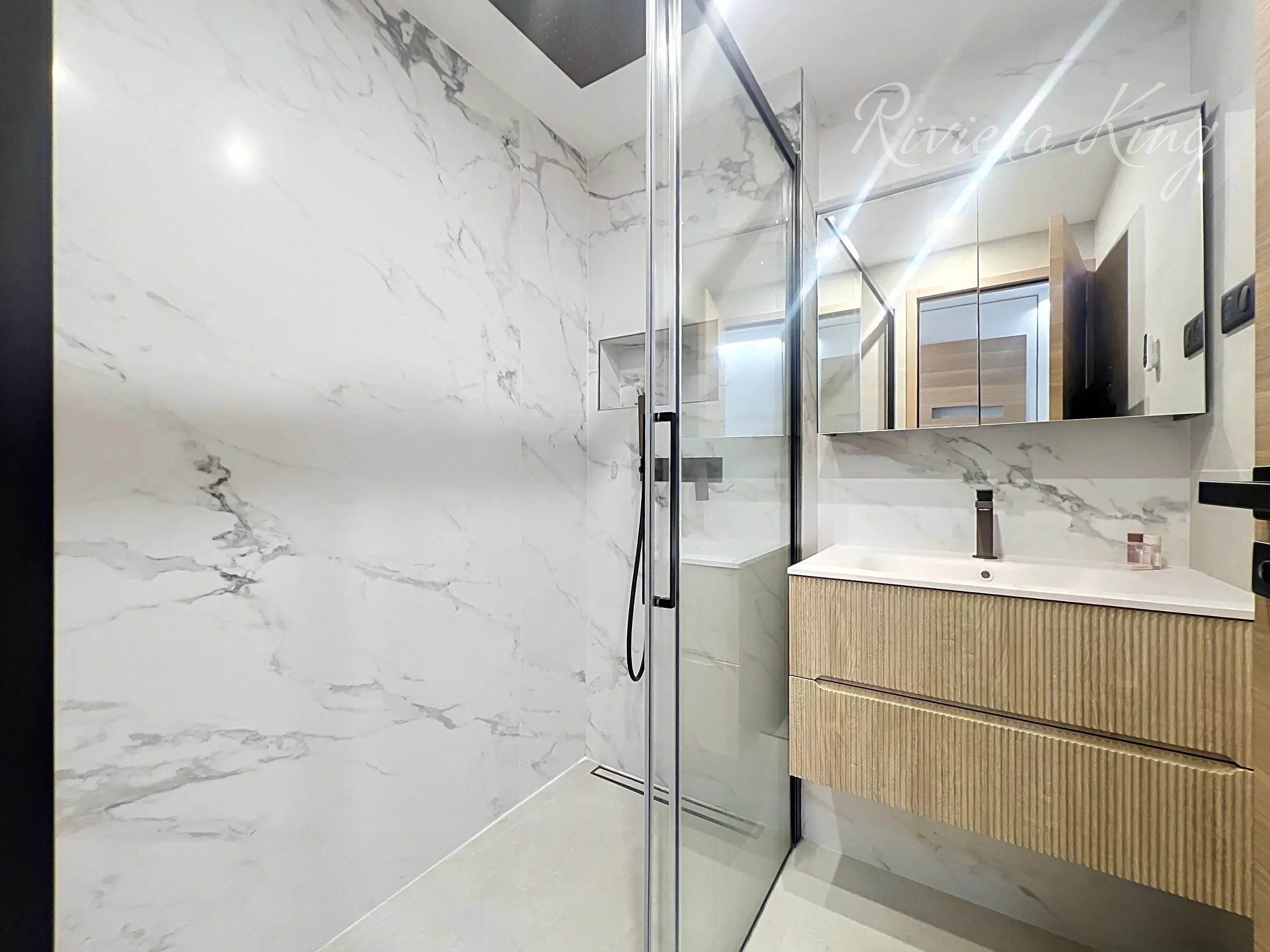 Villefranche-sur-Mer – Magnifique appartement 3P avec vue mer, piscine, parking et cave