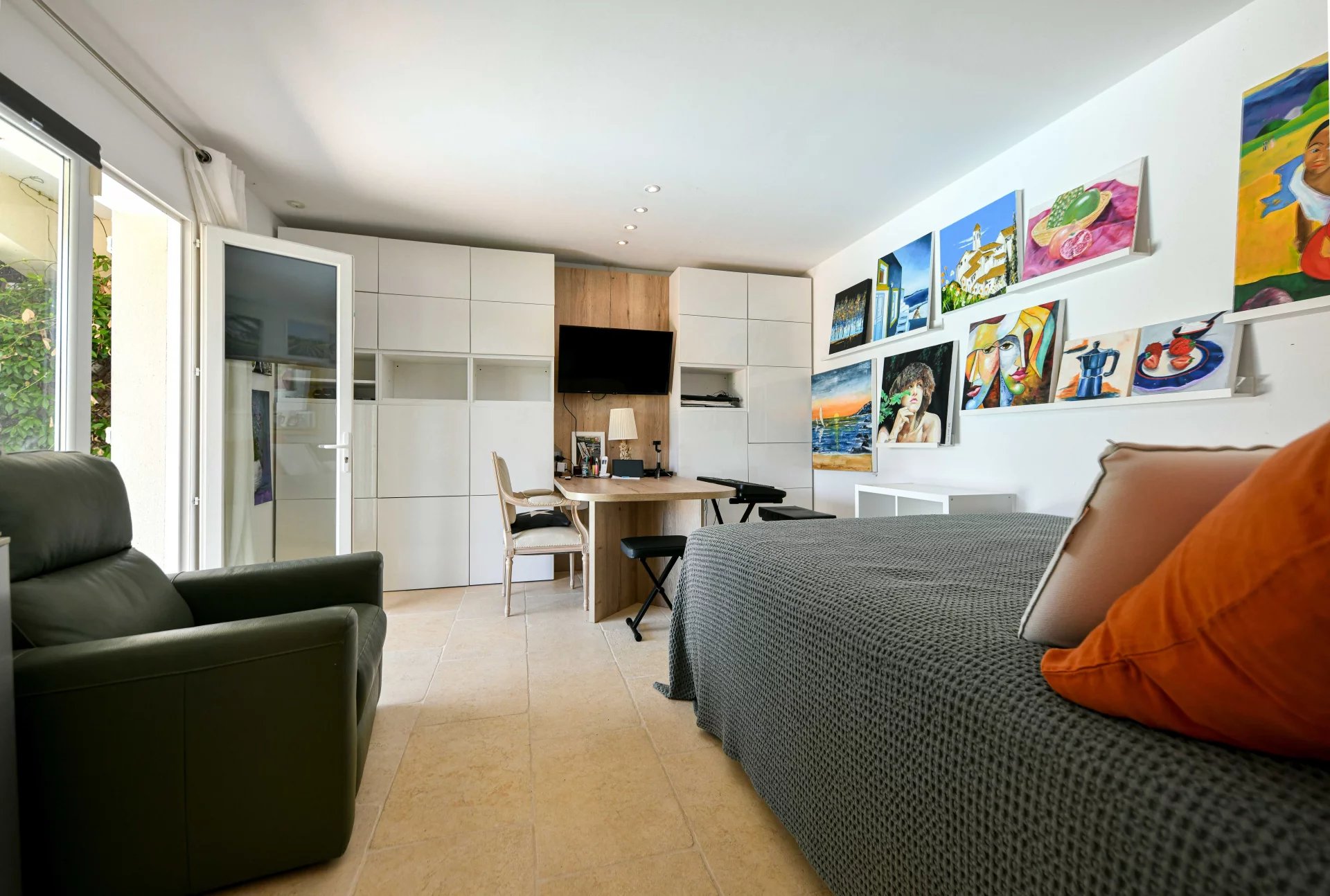 Elegant Single-Storey Property of 196 m² with Pool