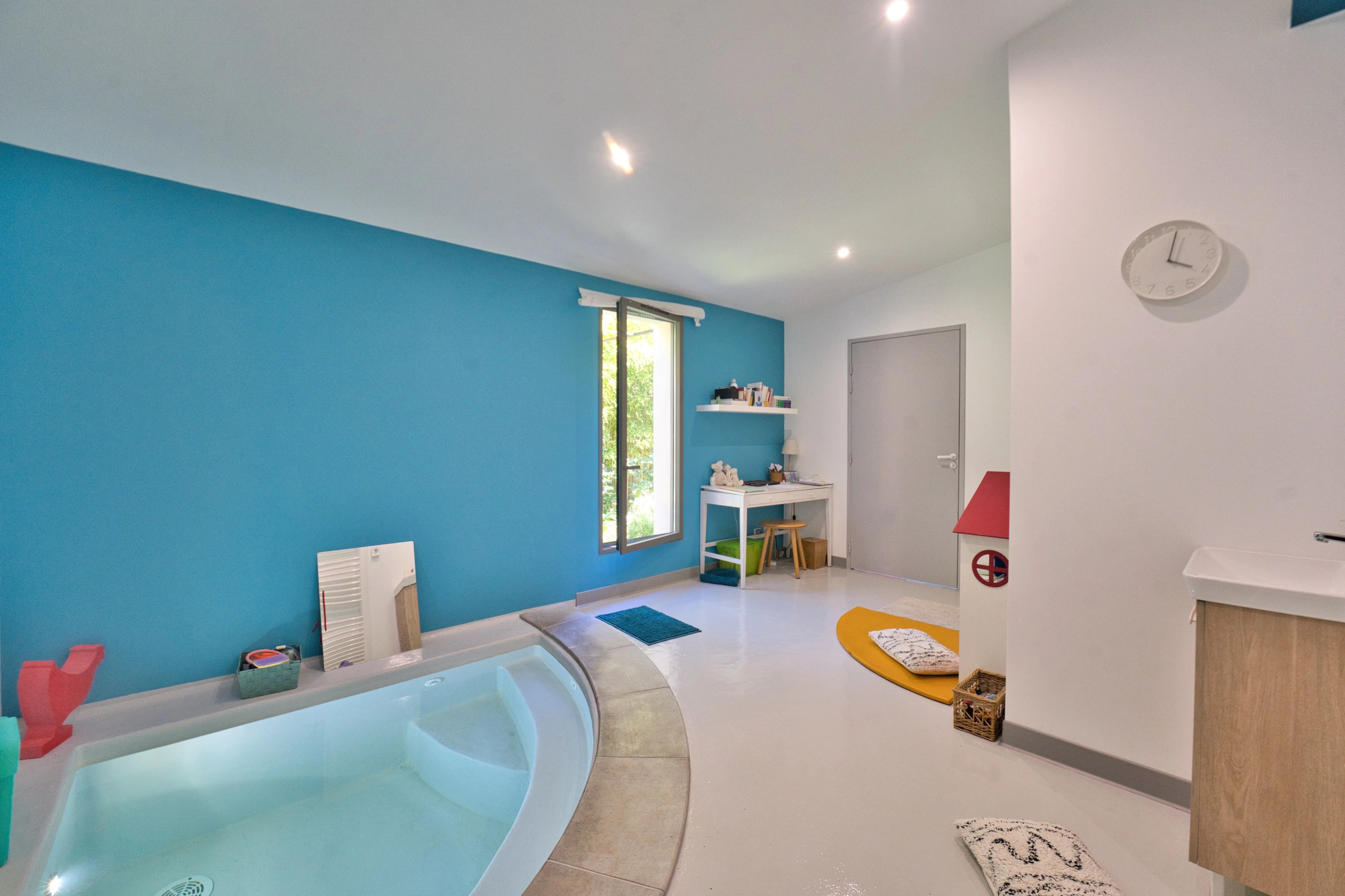 Élégante villa de 220 m² avec piscine, jardin paysager et dépendance