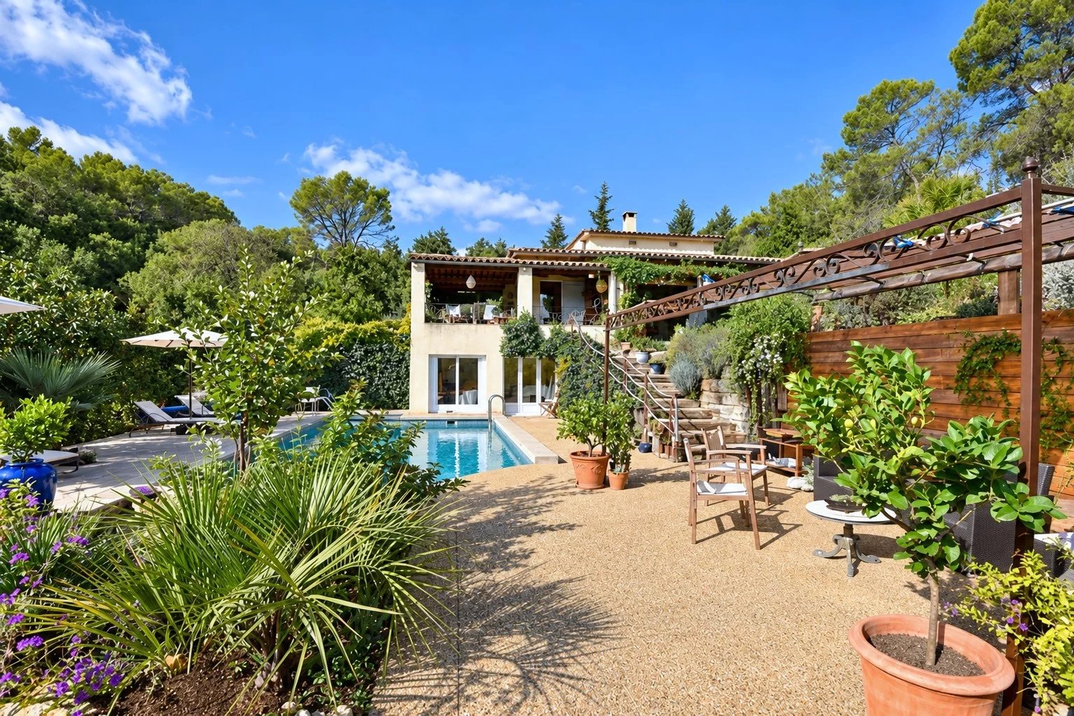 Tourrettes – Villa 220 m² avec piscine, studio indépendant et terrain de 5 840 m²