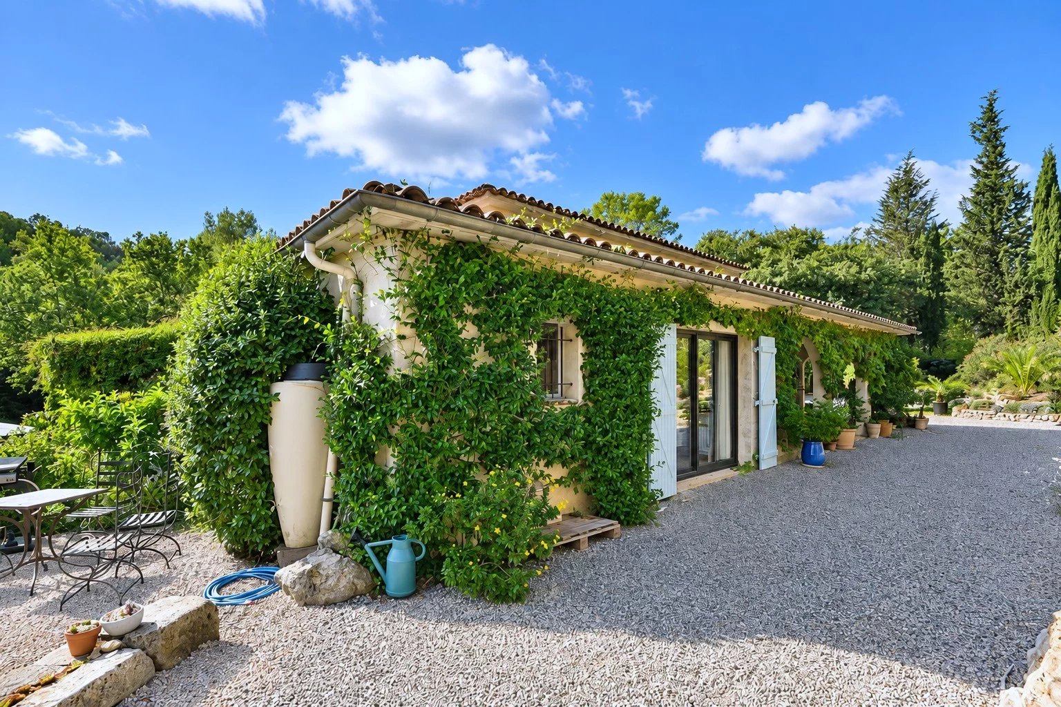 Tourrettes – Villa 220 m² avec piscine, studio indépendant et terrain de 5 840 m²