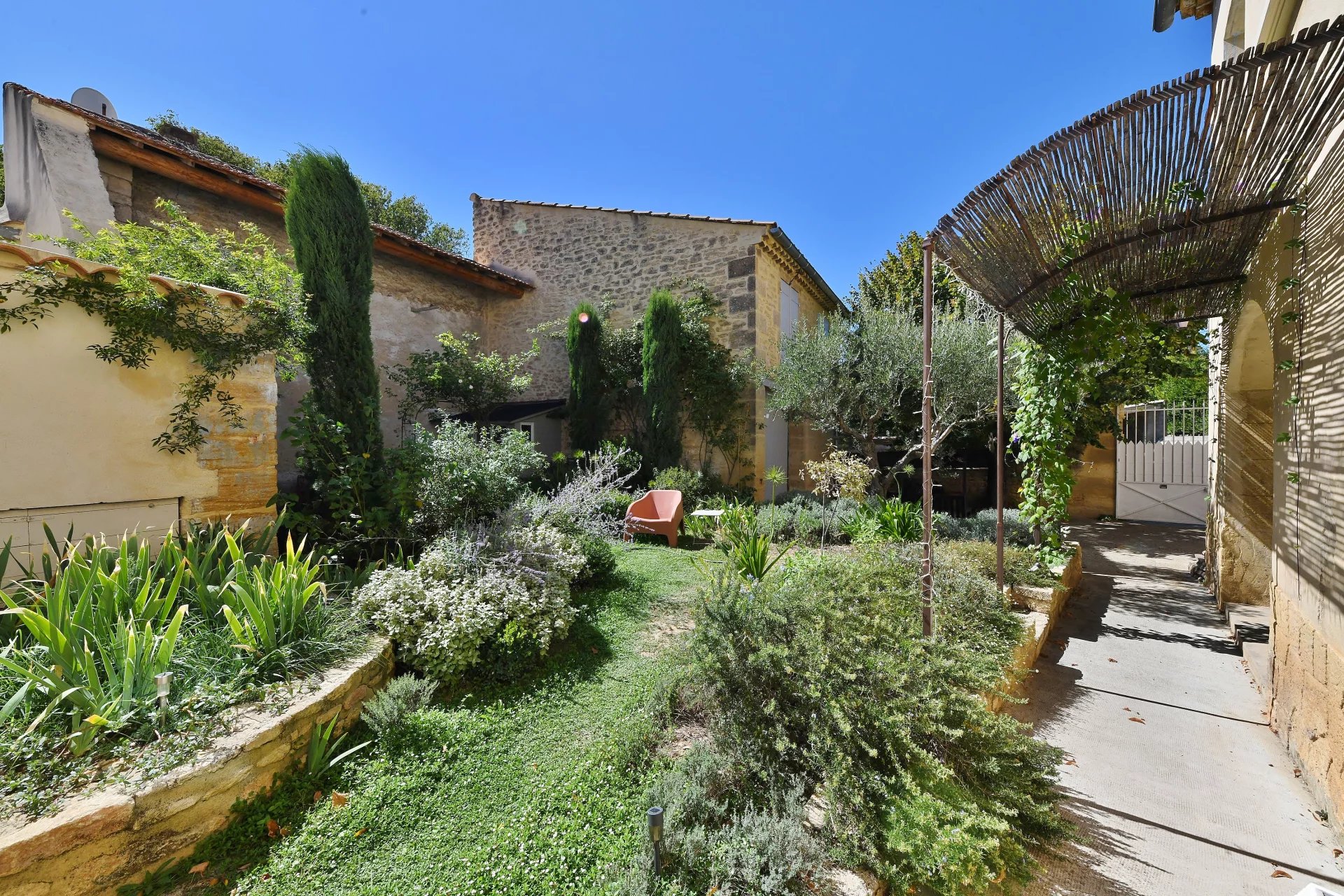 Maison de village avec jardin, bassin de nage et dépendance...