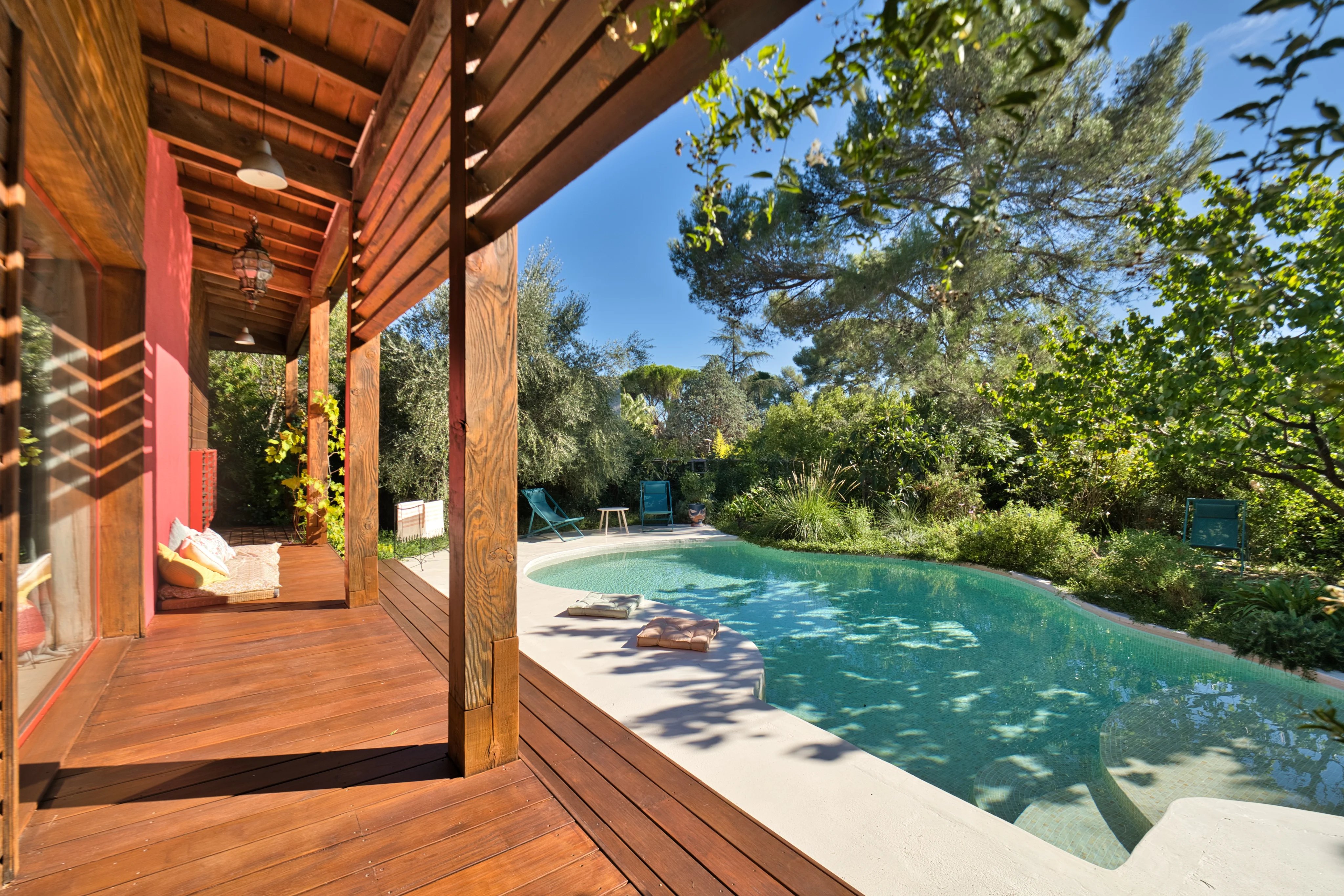 Élégante villa de 220 m² avec piscine, jardin paysager et dépendance