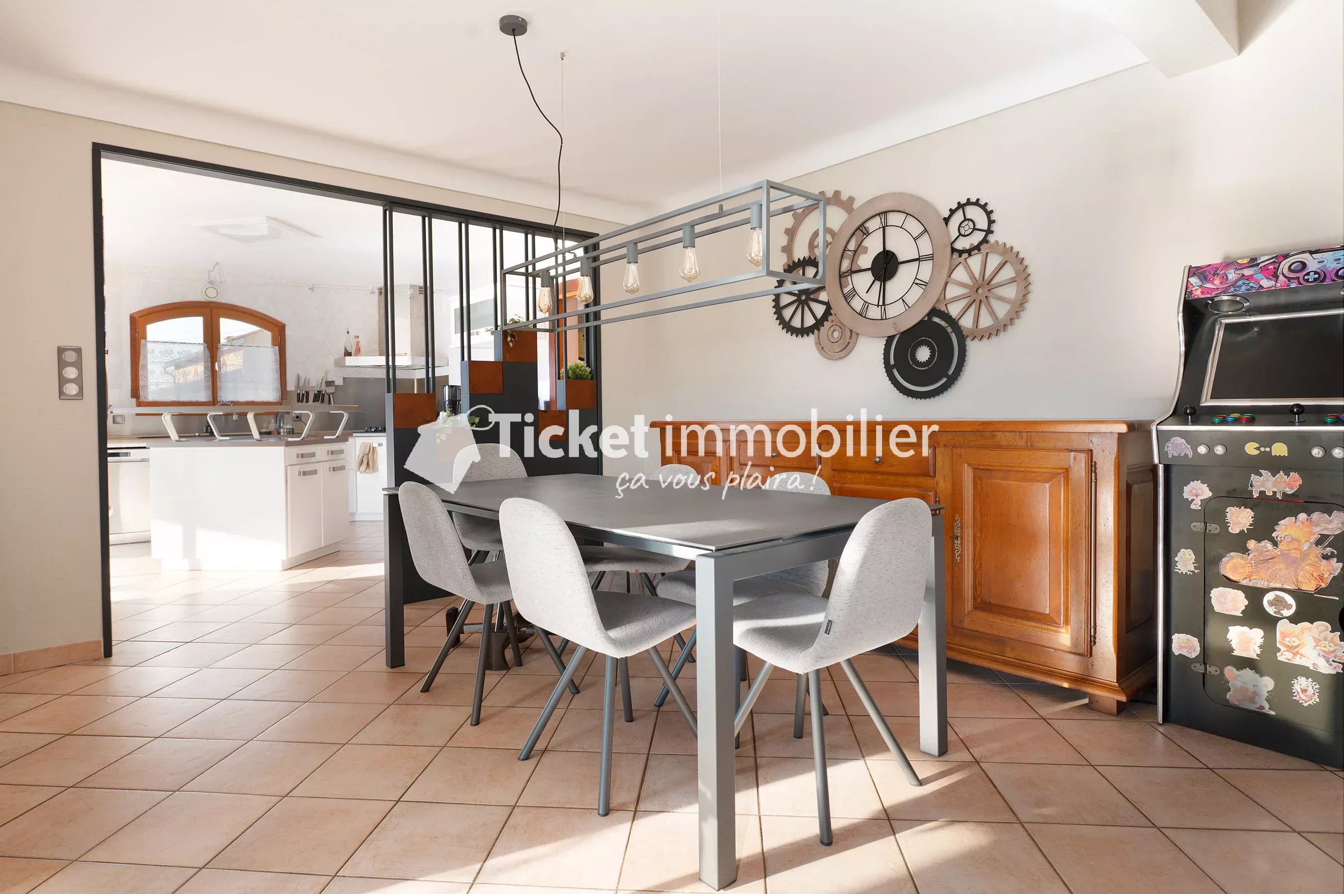 VILLA T6 215m2 TERRAIN 5558m2 CONSTRUCTIBLE, PISCINE AU SEL LINER NEUF, AQUATHERMIE 2 PUITS, 4KW PANNEAUX, DOUBLE VERANDA 72m2, CHAUFFAGE SOL, CAVE A VIN, VUE PYRENEES ETC ...