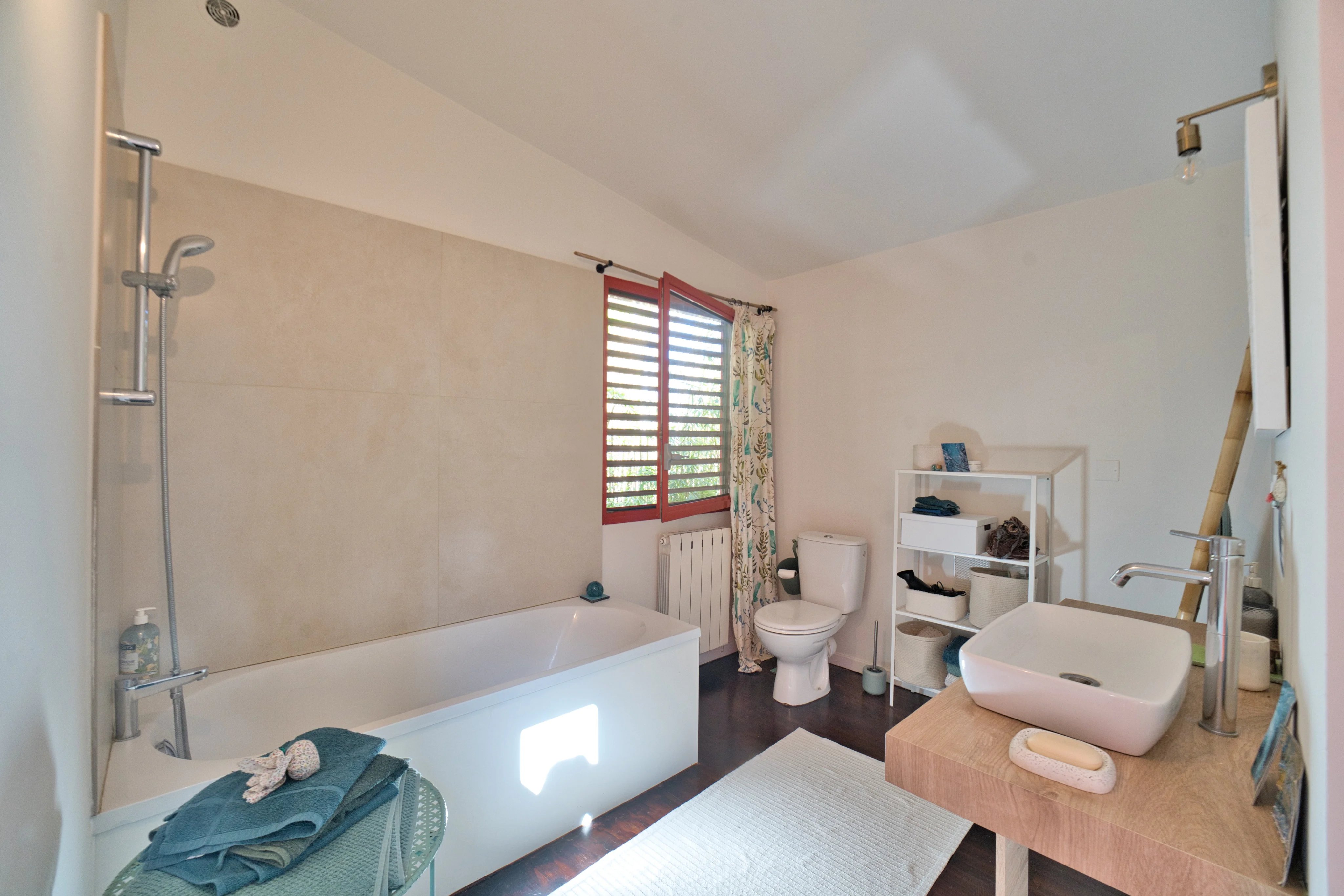Élégante villa de 220 m² avec piscine, jardin paysager et dépendance
