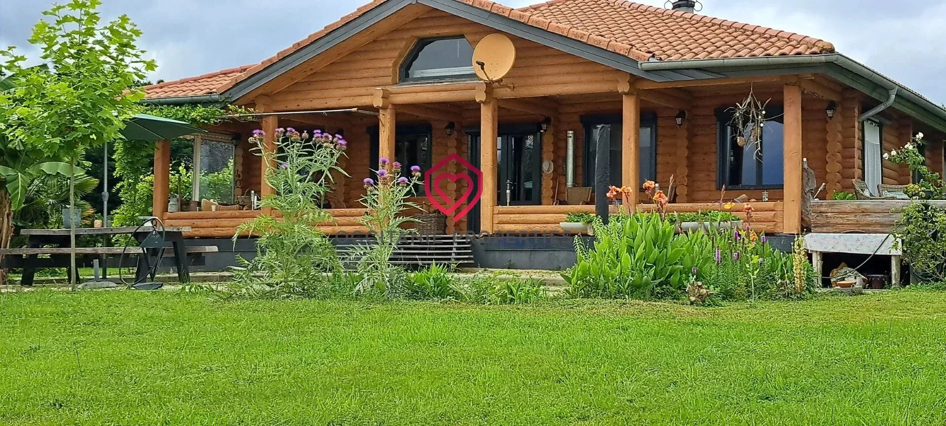Maison originale en bois avec une vue magnifique sur les Pyrénées