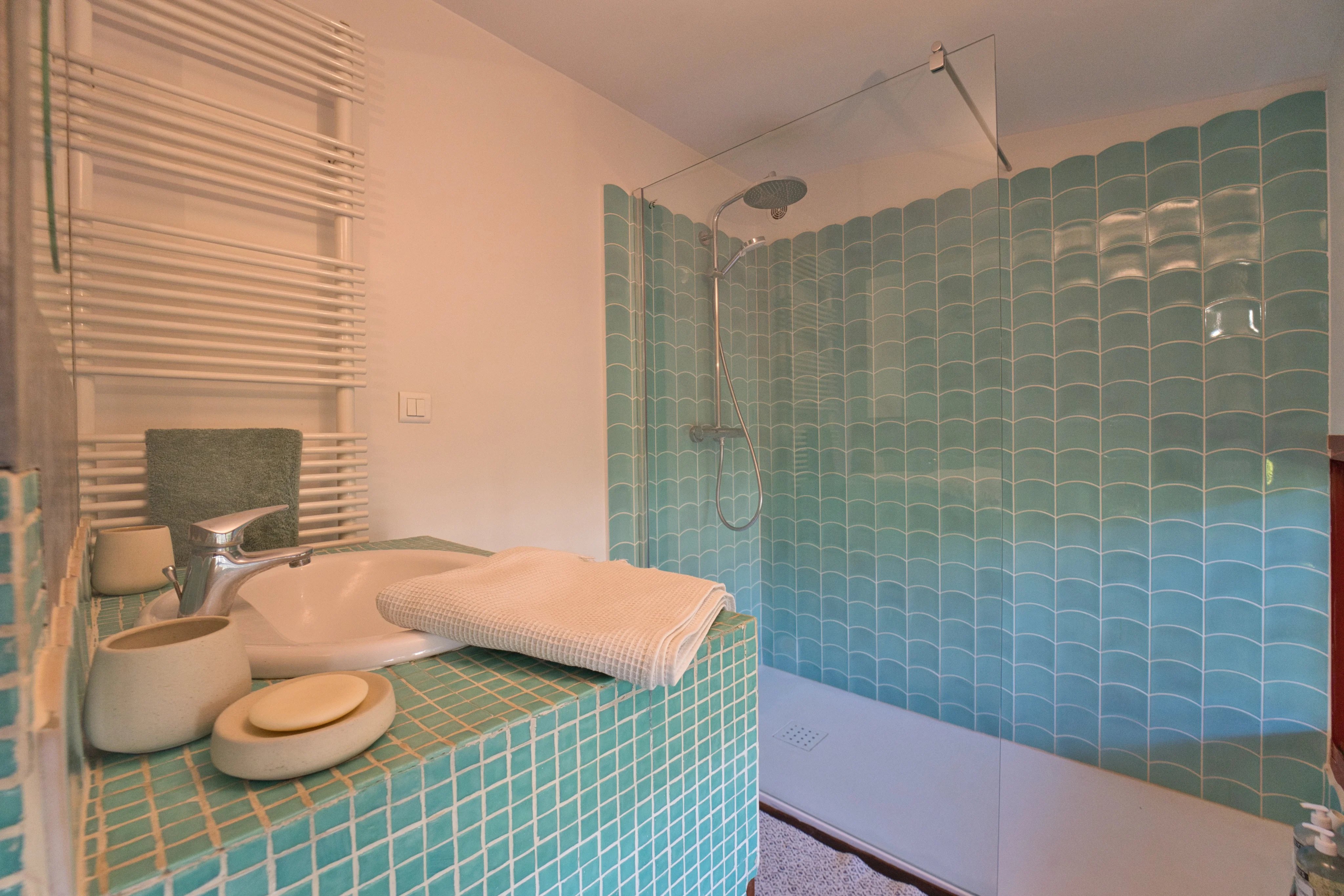 Élégante villa de 220 m² avec piscine, jardin paysager et dépendance