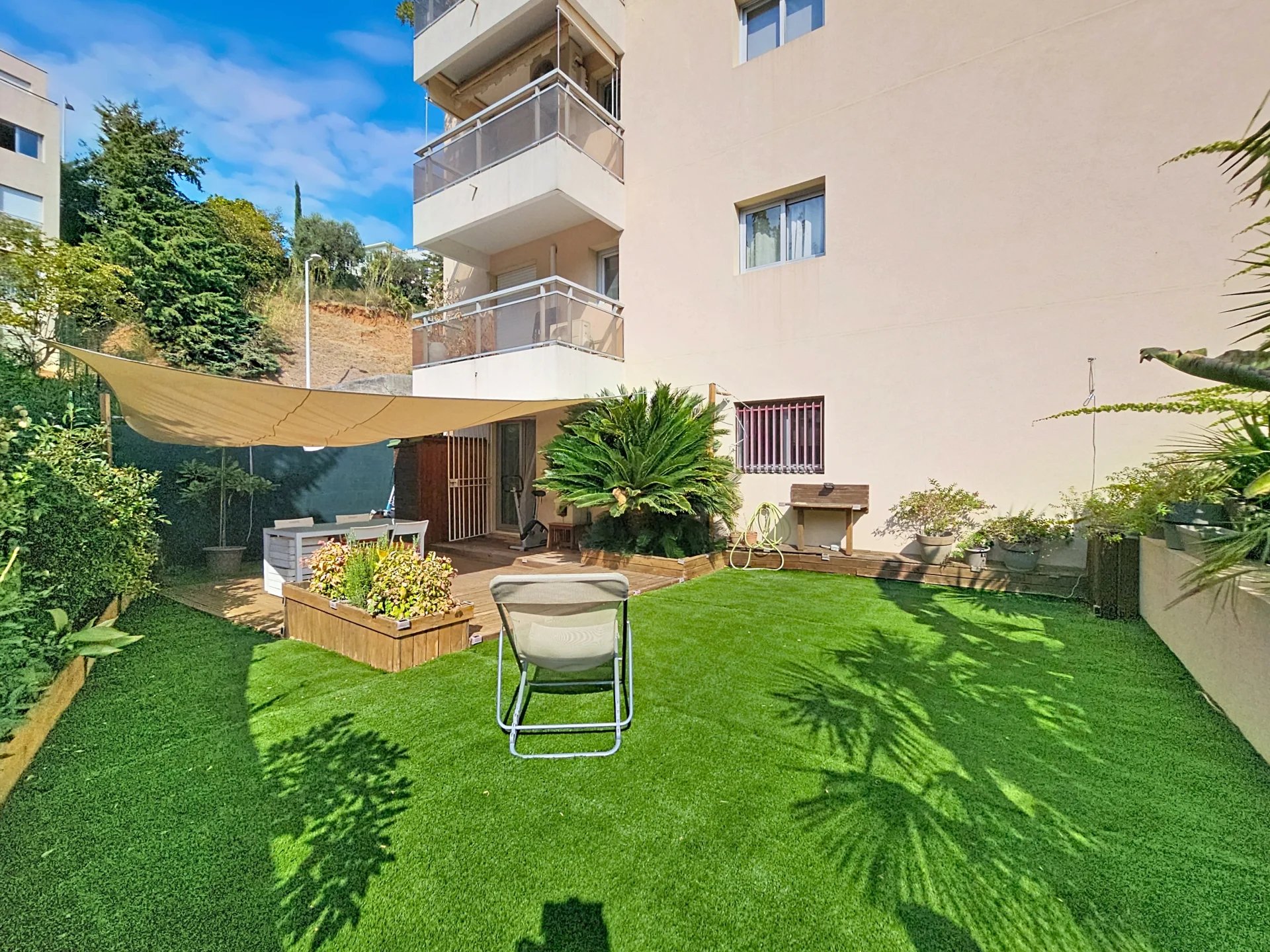 NICE OUEST – 4P SUPERBE REZ-DE-JARDIN AVEC TERRASSE, JARDIN PRIVATIF, PISCINE ET GARAGE