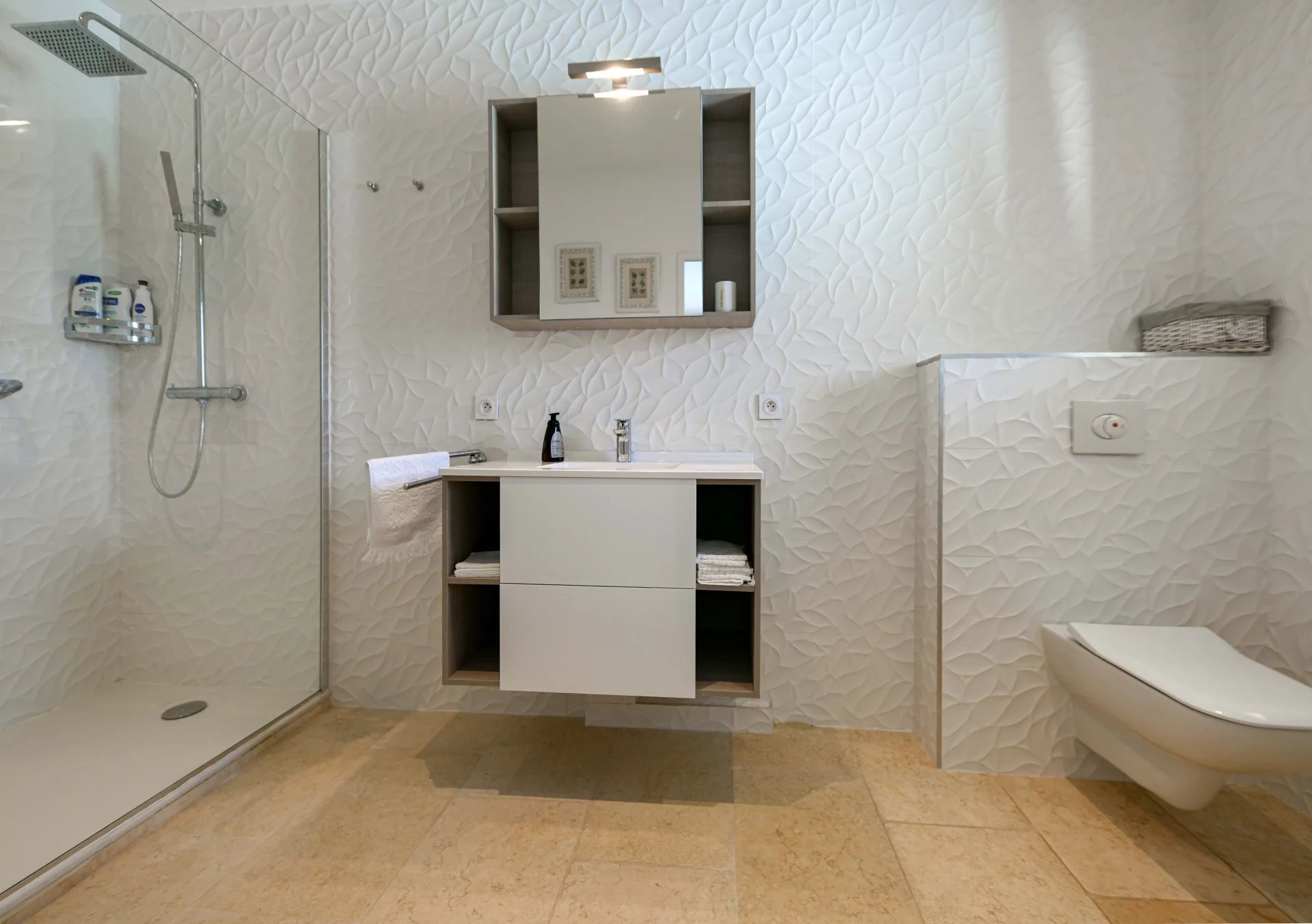 Elegant Single-Storey Property of 196 m² with Pool