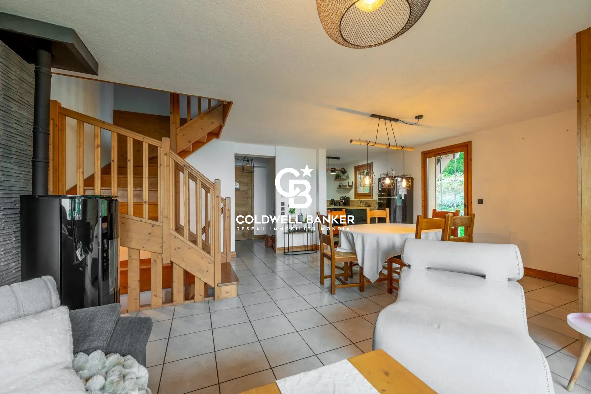 Coteau de Passy, T5/6 120m² avec jardin et garage dans chalet.